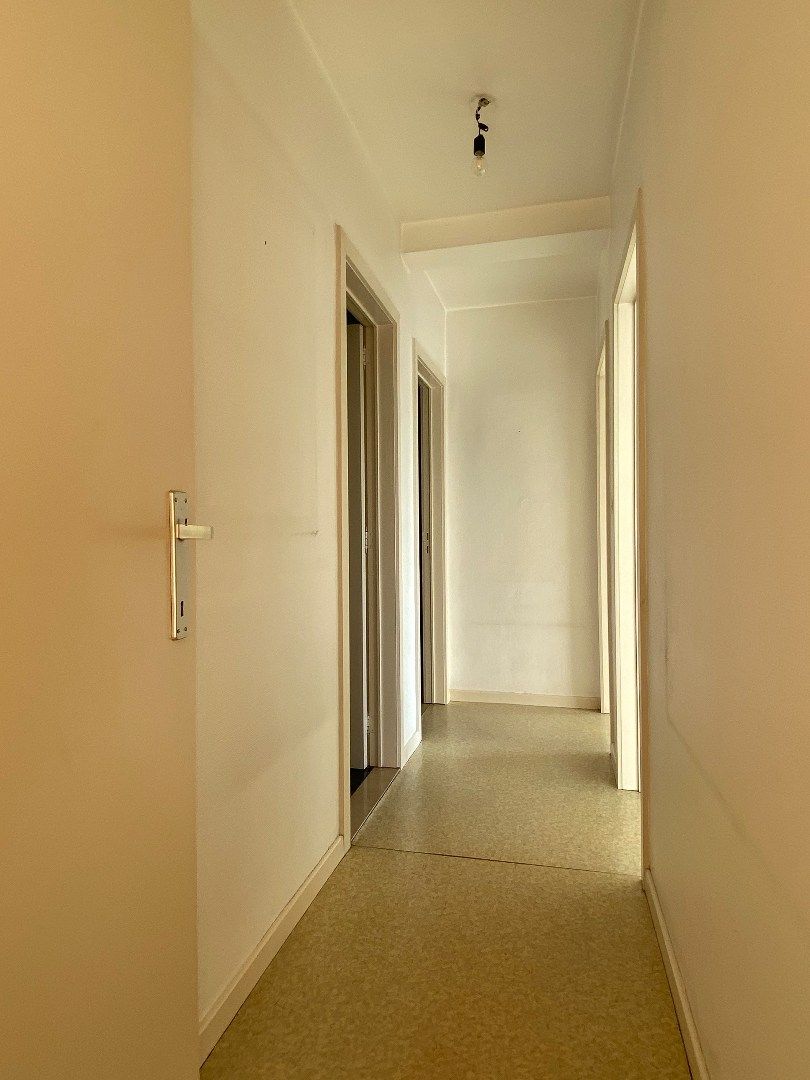 Appartement met 2 slaapkamers en staanplaats op de markt van Harelbeke  foto 5