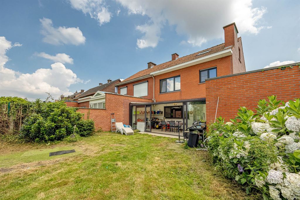 Ruime woning met garage en grote tuin foto 9