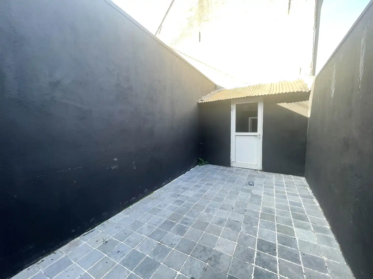 Volledig gerenoveerde instapklare starterswoning met 2 slaapkamers nabij het centrum van Roeselare! foto 8