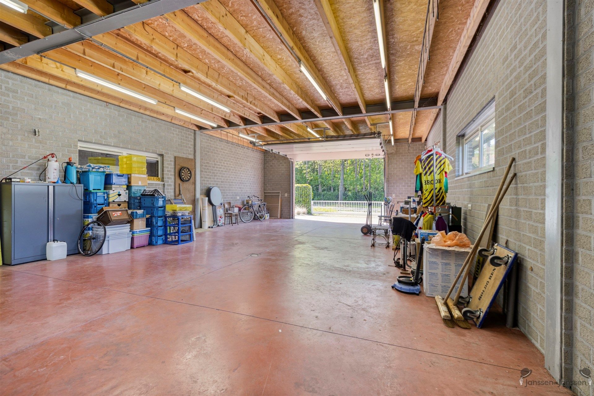 Woning met grote werkplaats  foto 27