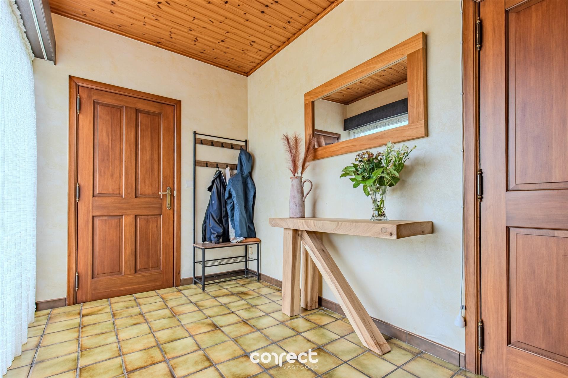 Rustig gelegen, zeer verzorgde open laagbouwwoning op een groot perceel met weids uitzicht. foto 2