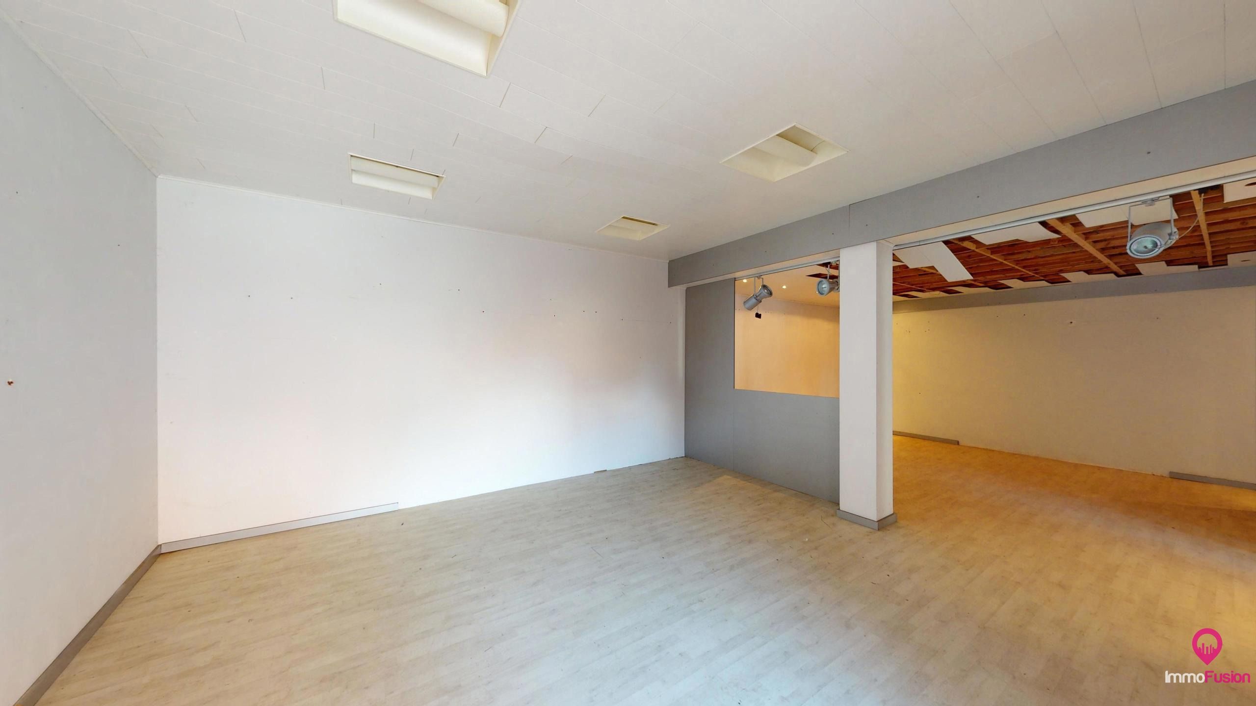 Polyvalent pand met magazijn+groot appartement op toplocatie! foto {{pictureIndex}}