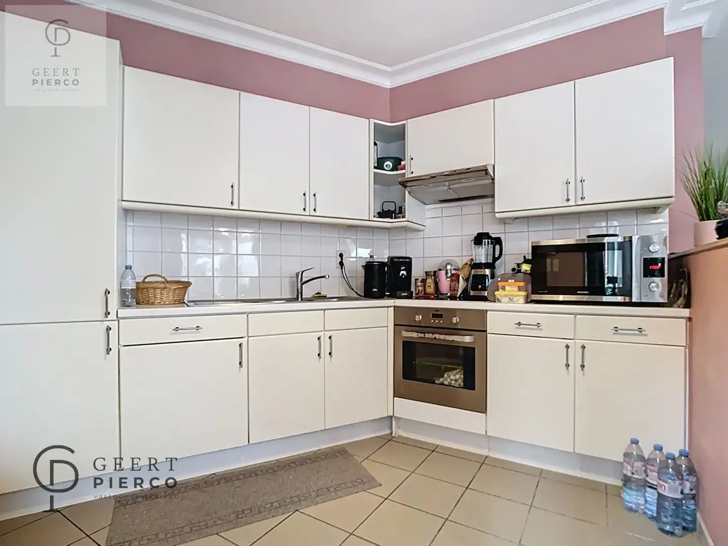 Aan Sint-Anneke 26 bus 101 te Sint-Truiden treffen we dit ruime appartement met drie slaapkamers, twee badkamers en kelder. De centrale ligging (200m van Grote Markt) zorgt voor een optimaal bereik van winkels, station, scholen en eveneens de groene omgeving van de stadsvesten en het stadspark. foto 15