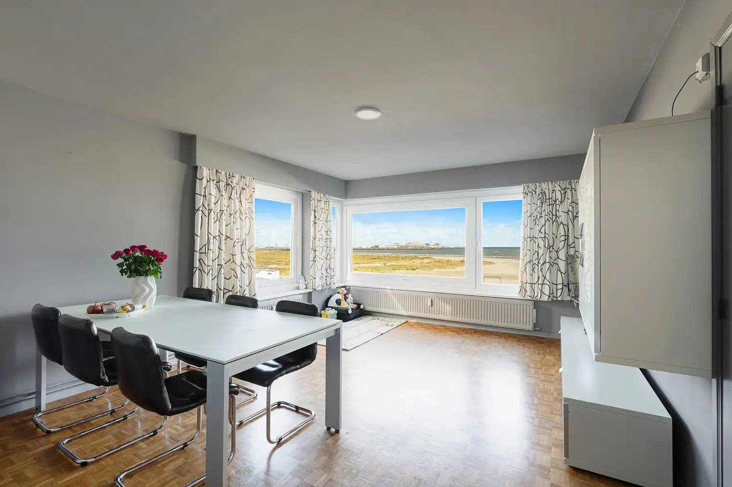 Hoekappartement met 2 slaapkamers en frontaal zeezicht foto 3
