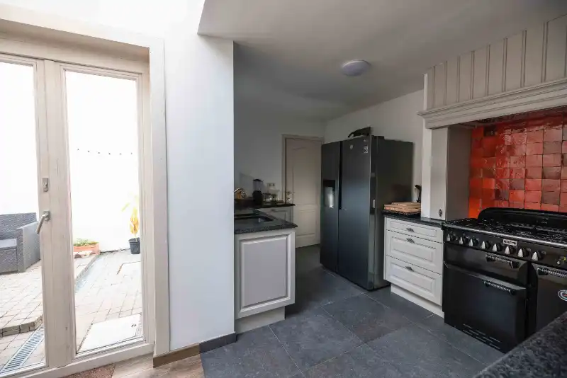 Gerenoveerde 2-slaapkamerwoning met terras te koop in Brugge foto 8