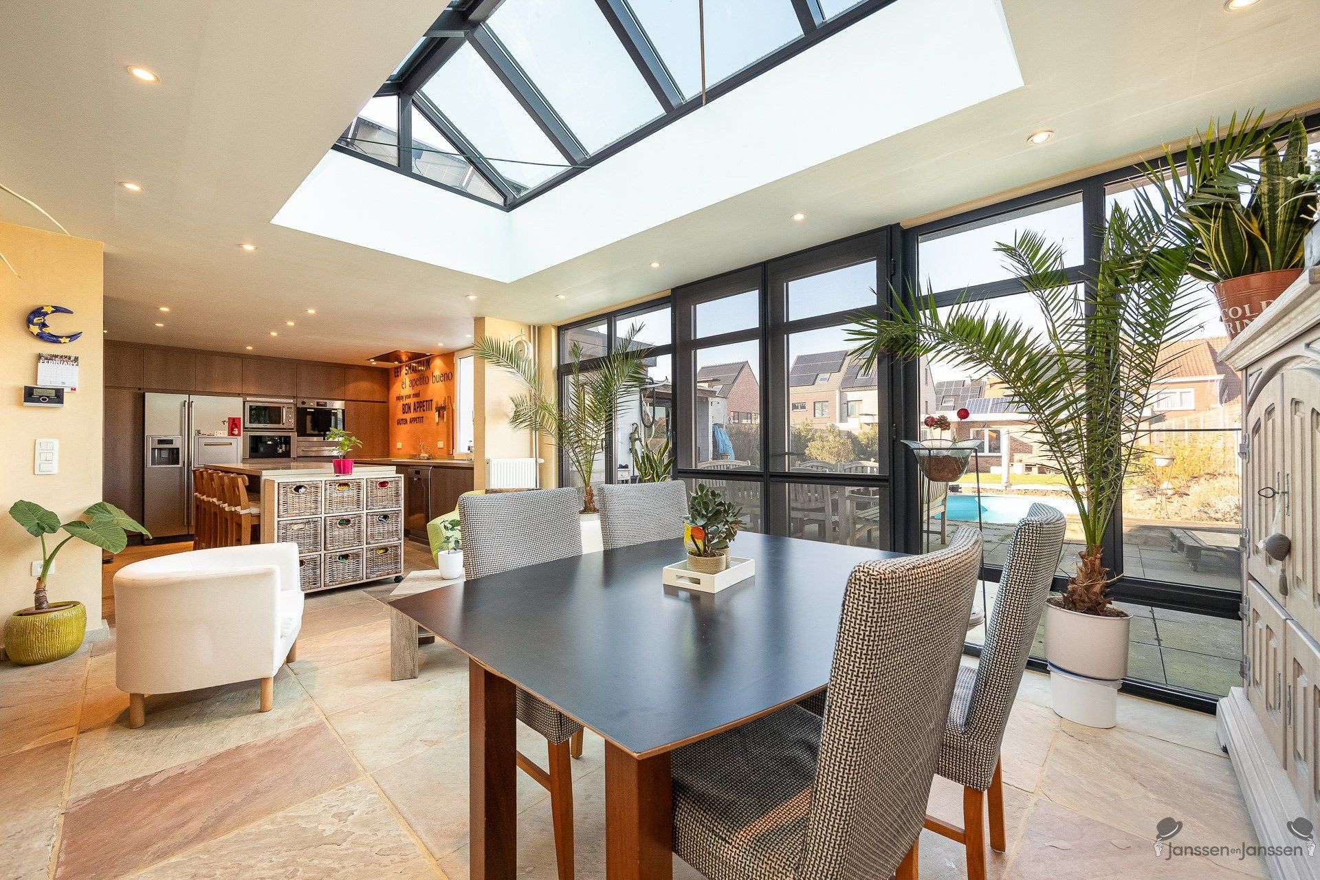 Ruime woning met bijgebouw op een perceel van 497m². foto 8