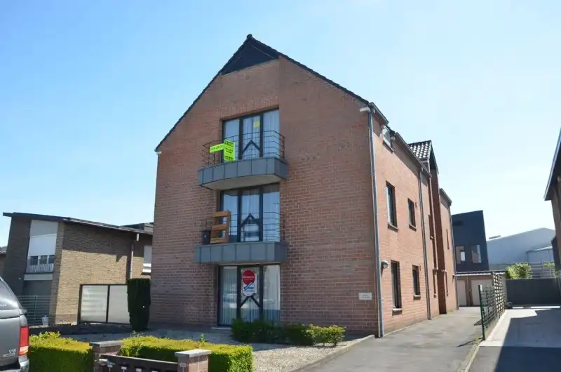 Gezellig dakappartement met 2 slaapkamers, terras en garage te Roeselare foto {{pictureIndex}}