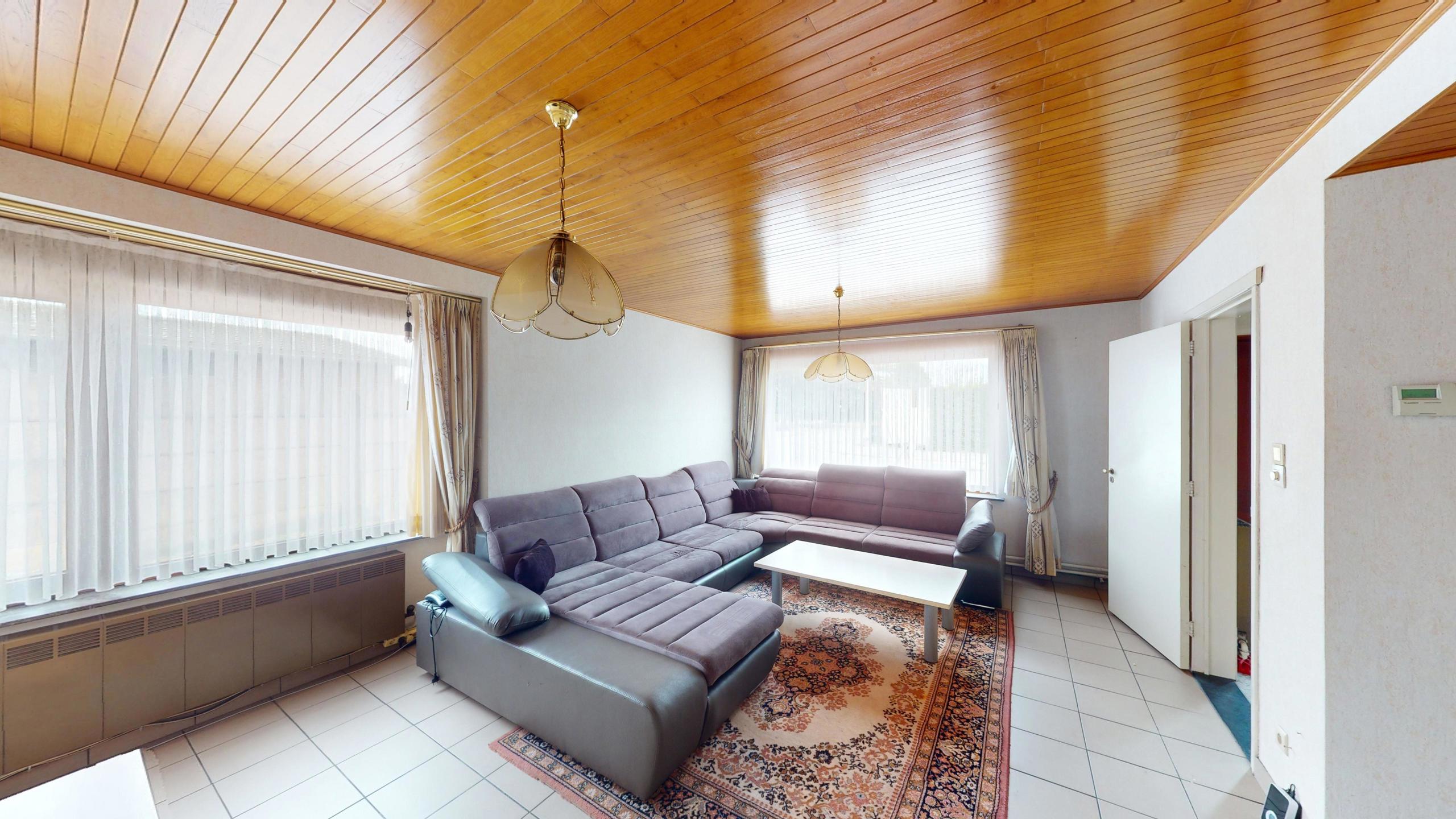 Te renoveren woning met potentieel te koop in Houthalen! foto 5