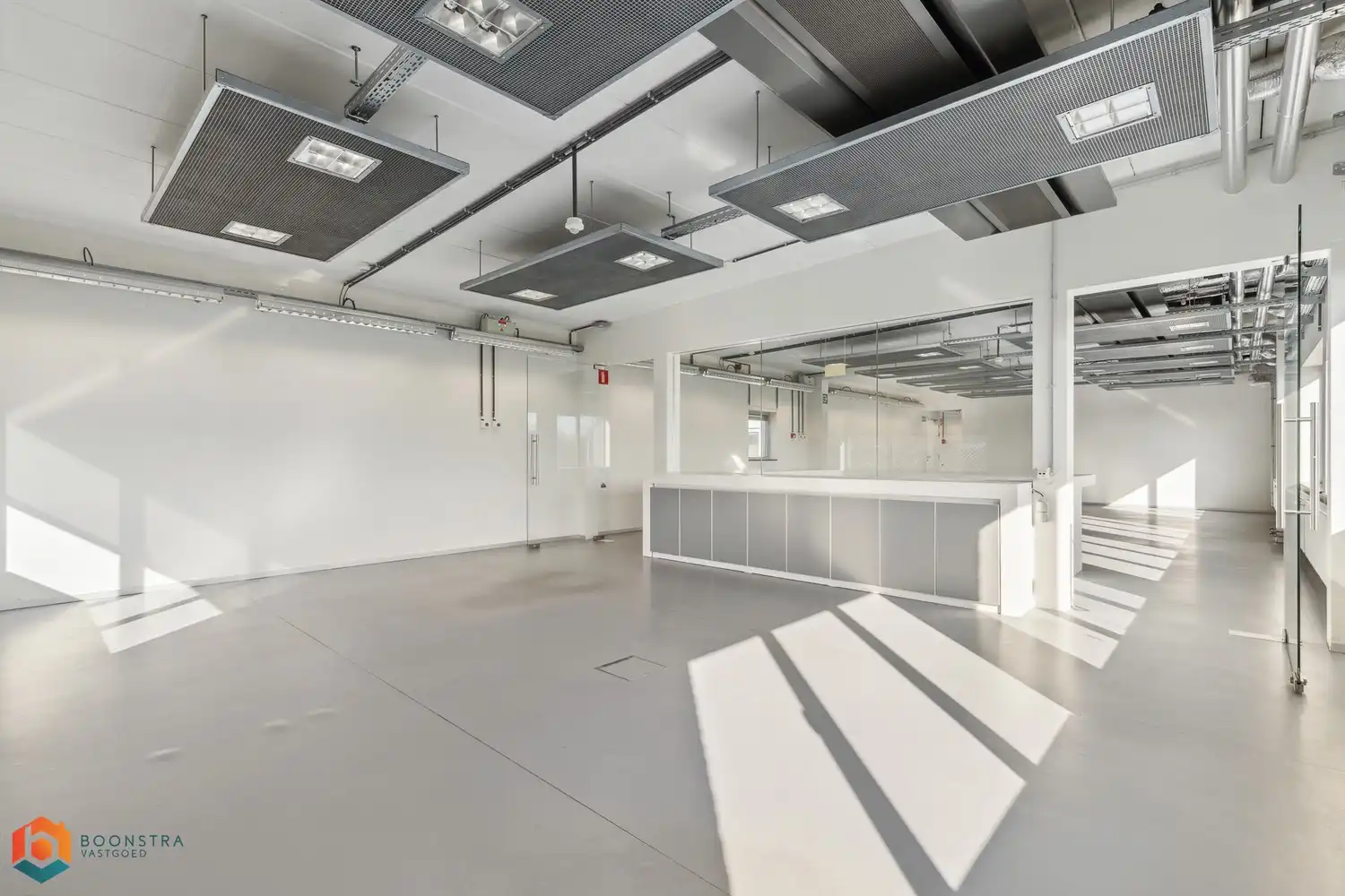 Veelzijdig kantoorgebouw met ruime parking op 2433 m² foto 13