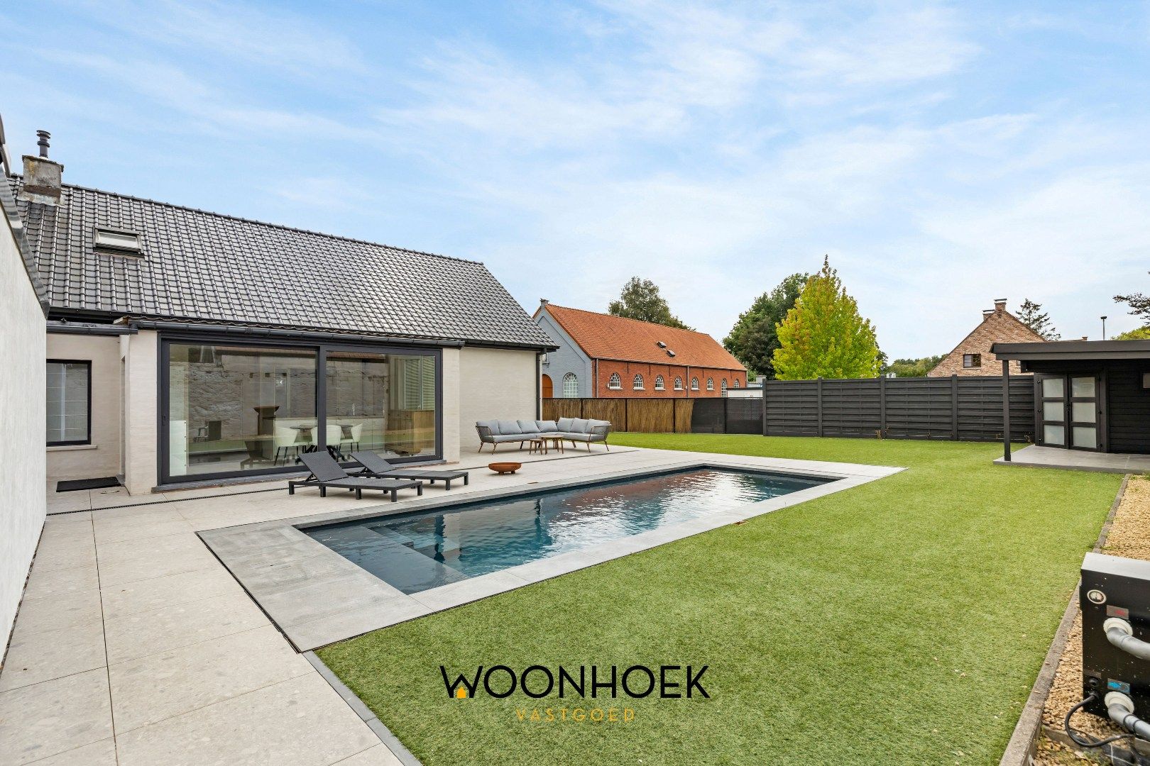 Villa met zwembad & magazijn is residentieel gelegen op 'Staakte' te Lokeren foto {{pictureIndex}}