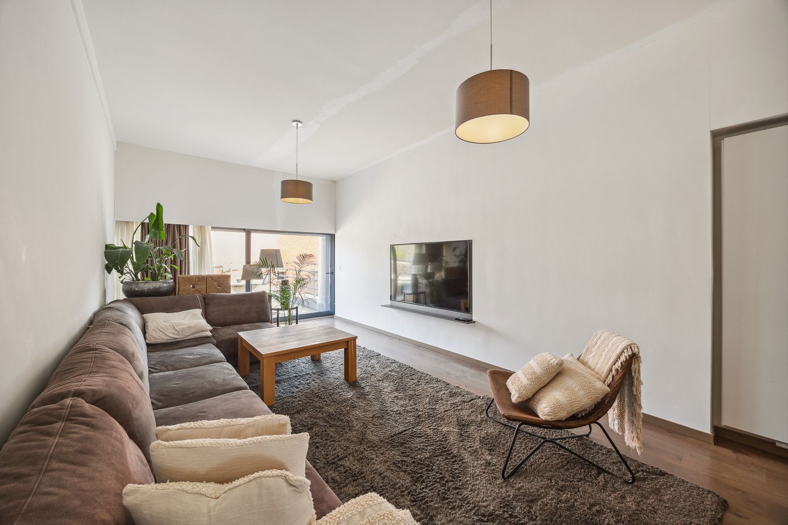 Instapklare duplex met commerciële ruimte op goede locatie te Brasschaat! foto {{pictureIndex}}