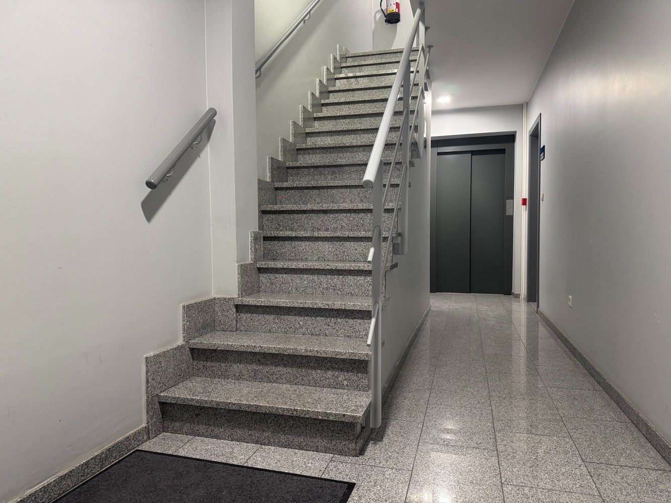 Exclusief ruim penthouse/loft in hartje Hasselt foto 16