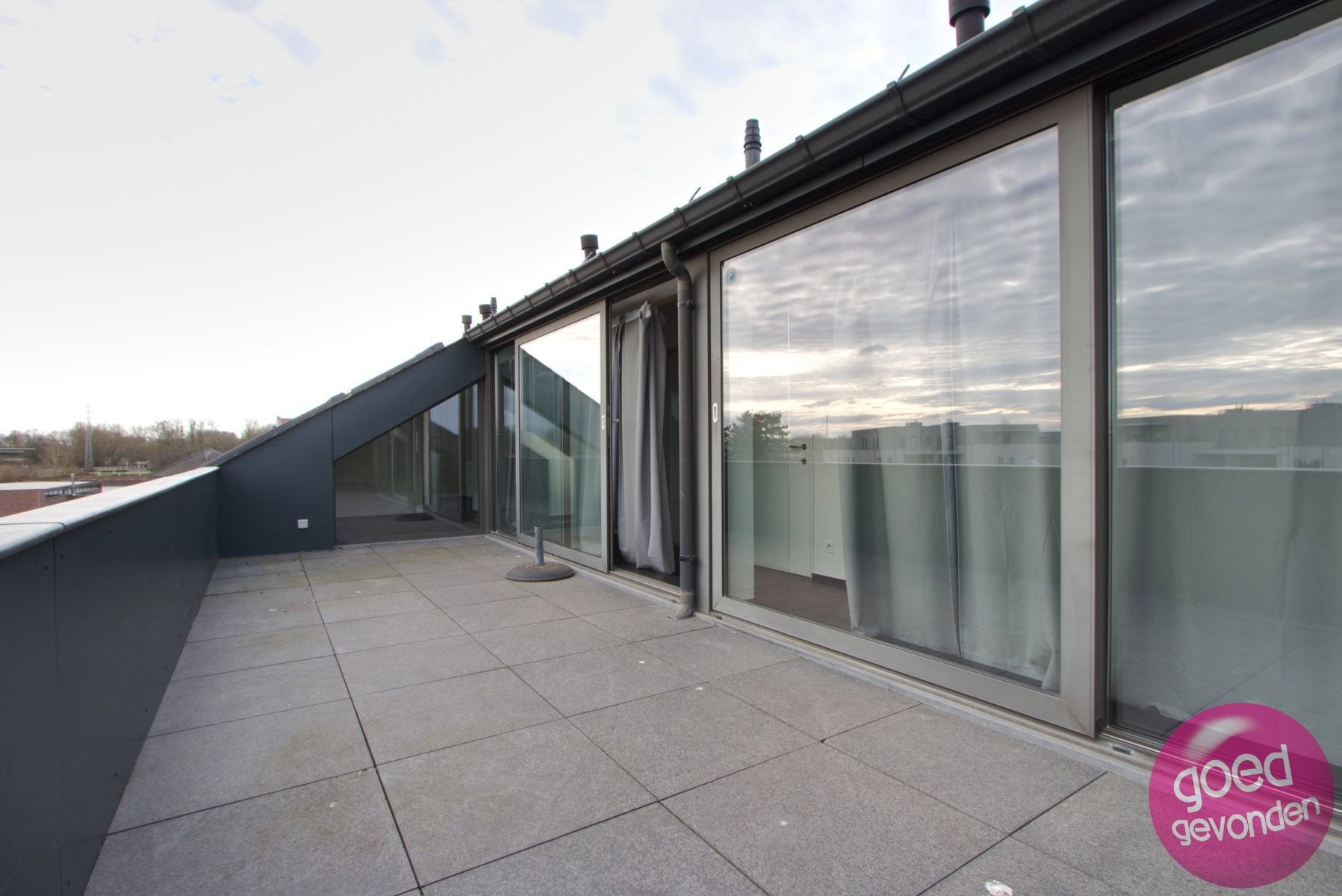 Erg ruim 2-slk app met terras en parking foto 9