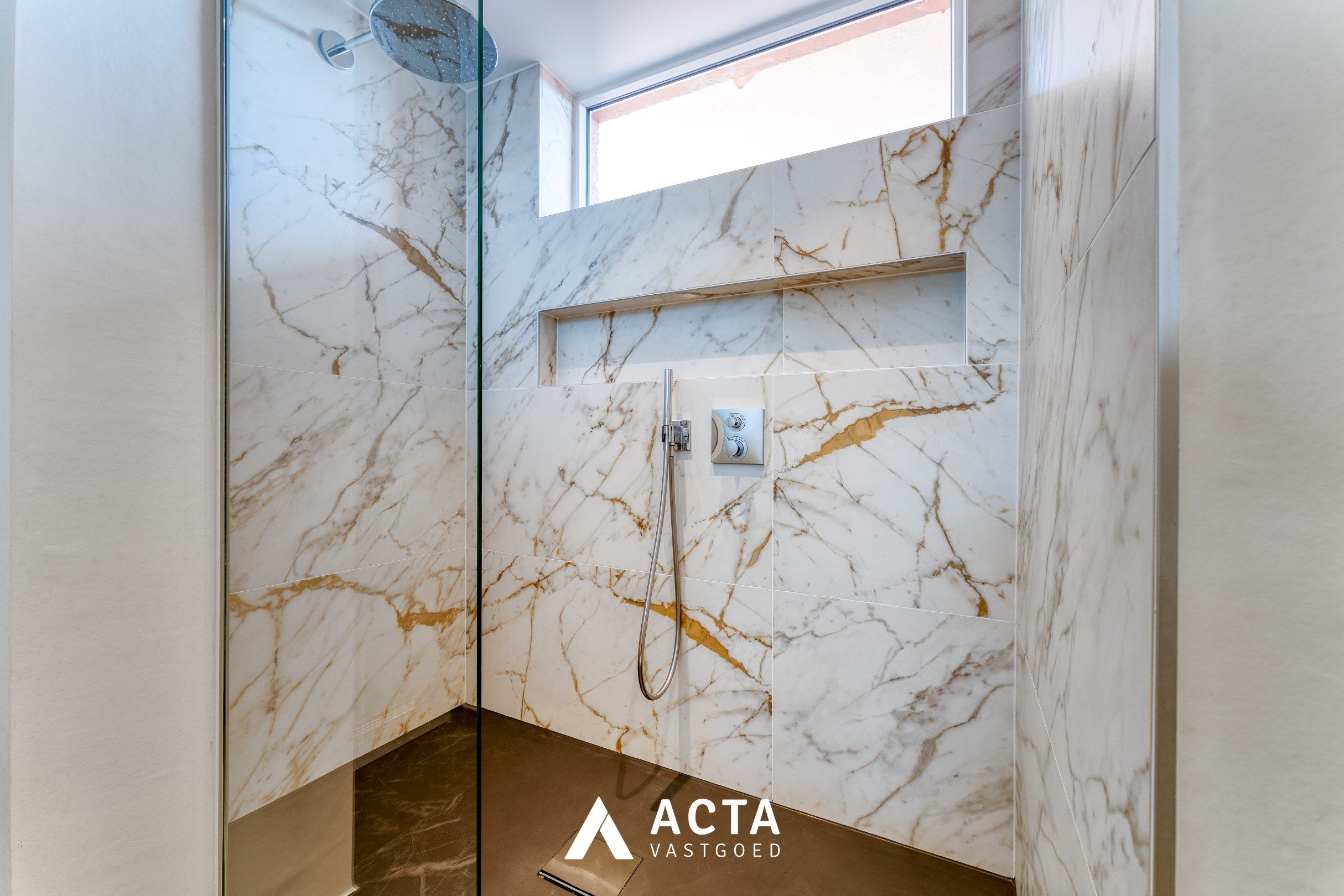 Gerenoveerd appartement met twee slaapkamers in Mariakerke foto 15