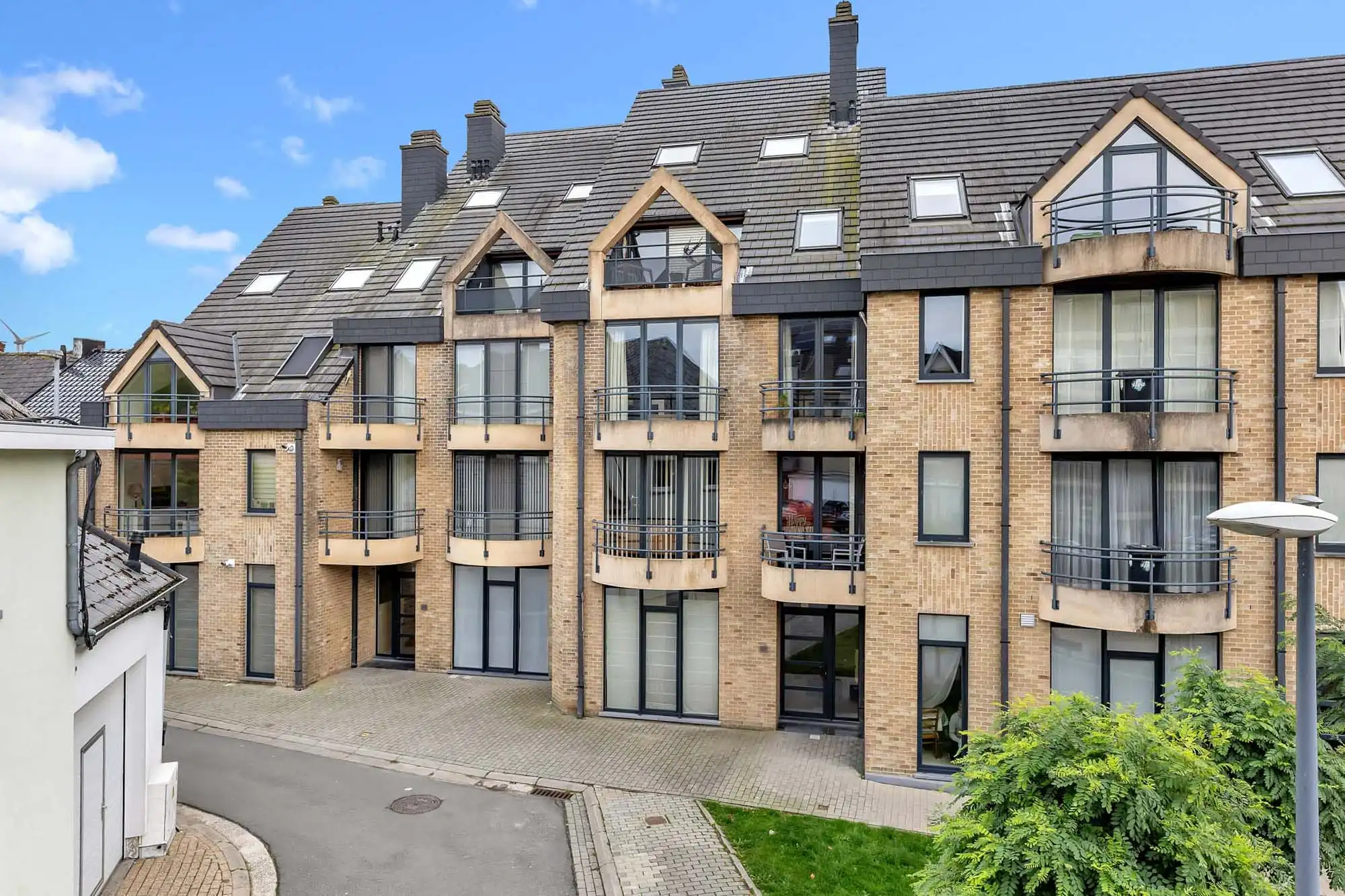 Instapklaar dakappartement in het centrum van Denderhoutem foto {{pictureIndex}}