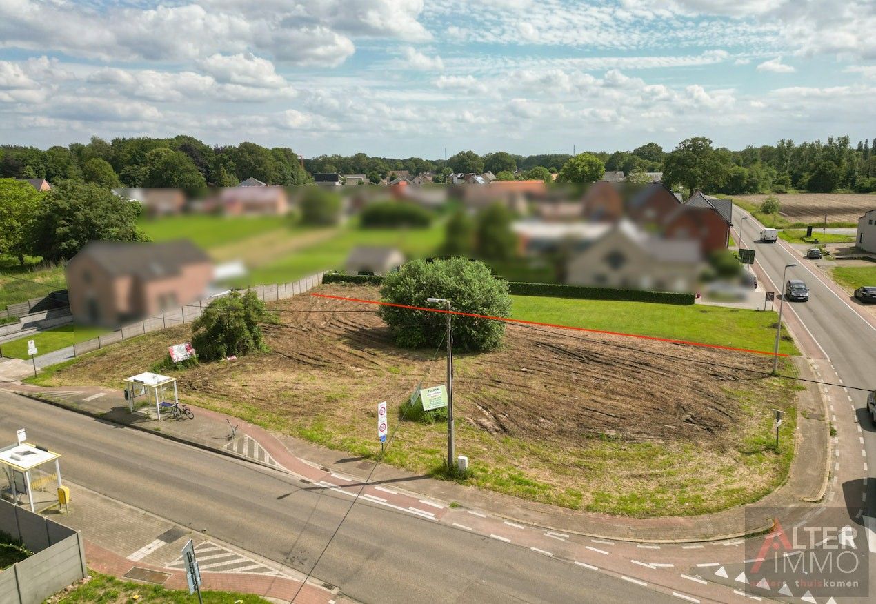 Gunstig gelegen bouwgrond van 7a 14ca voor een halfopen bebouwing. foto {{pictureIndex}}