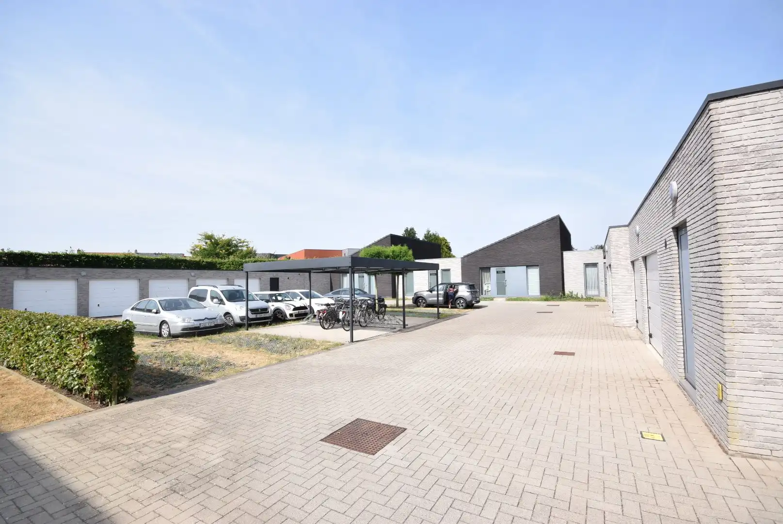 GEZELLIGE GELIJKVLOERSE WONING MET TUIN, TERRAS EN PRIVATIEVE PARKING foto 2