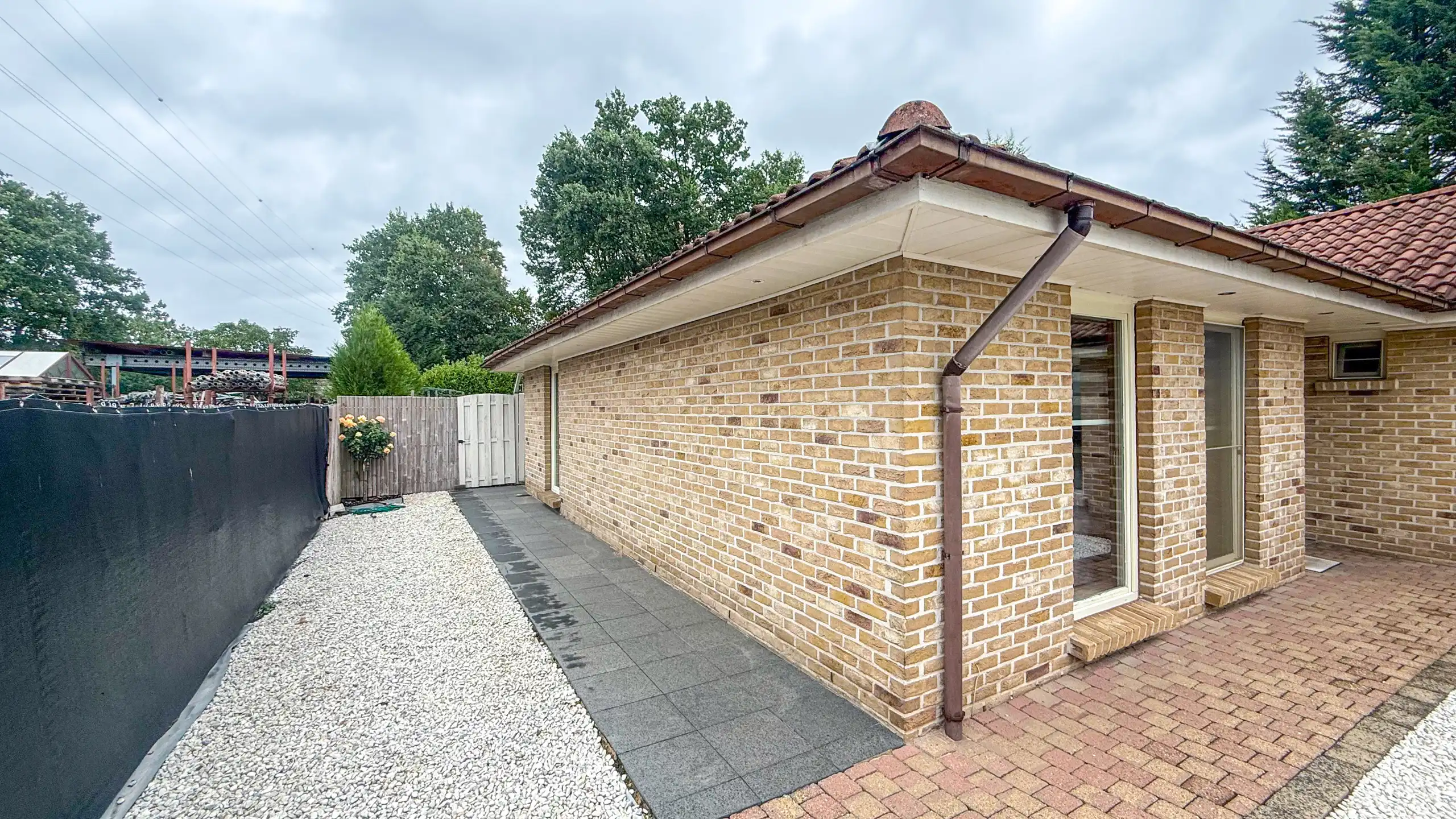 Gelijkvloerse woning met ruim magazijn en zwembad! foto 38
