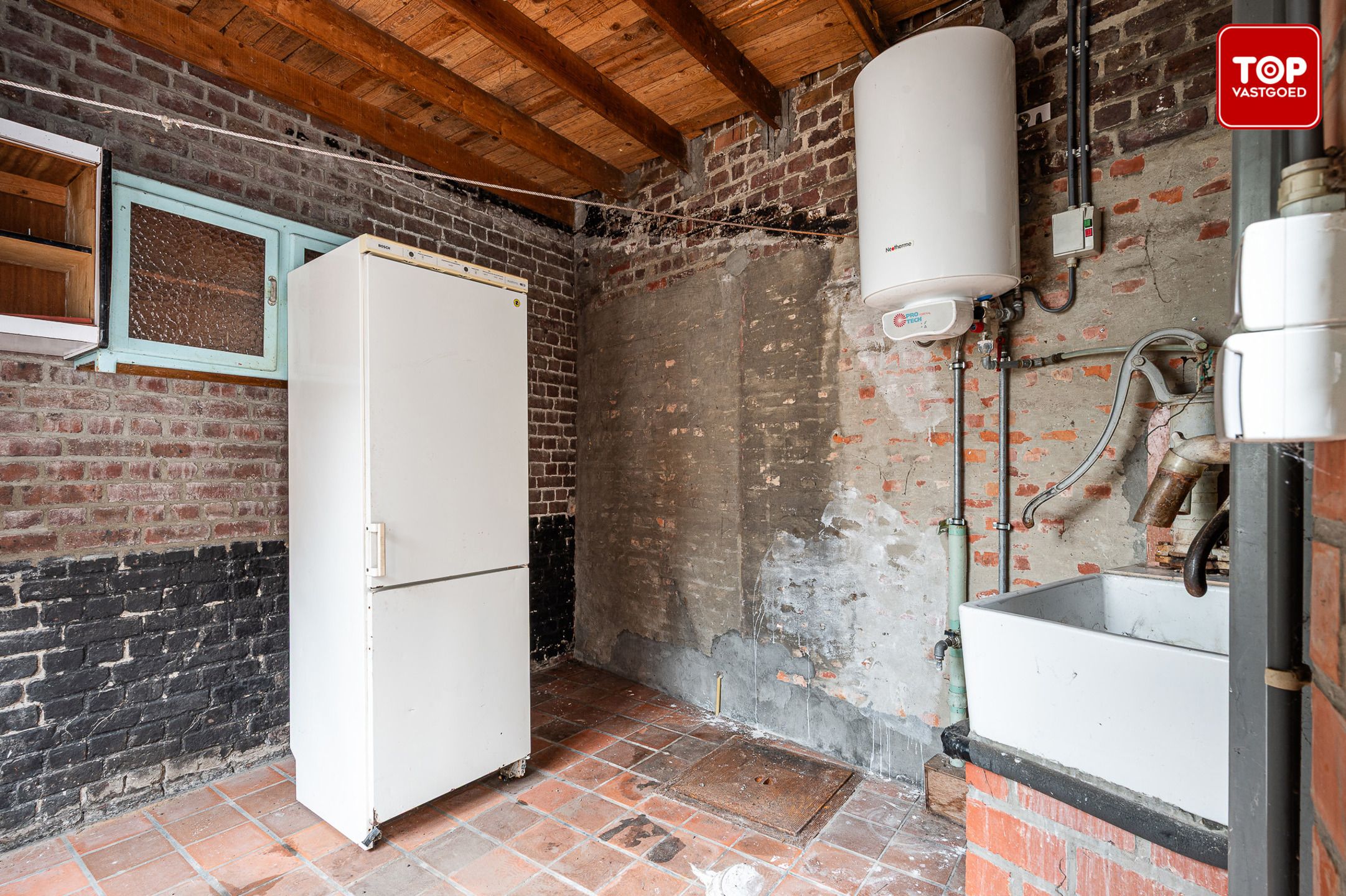 Te renoveren woning met veel potentieel foto 17