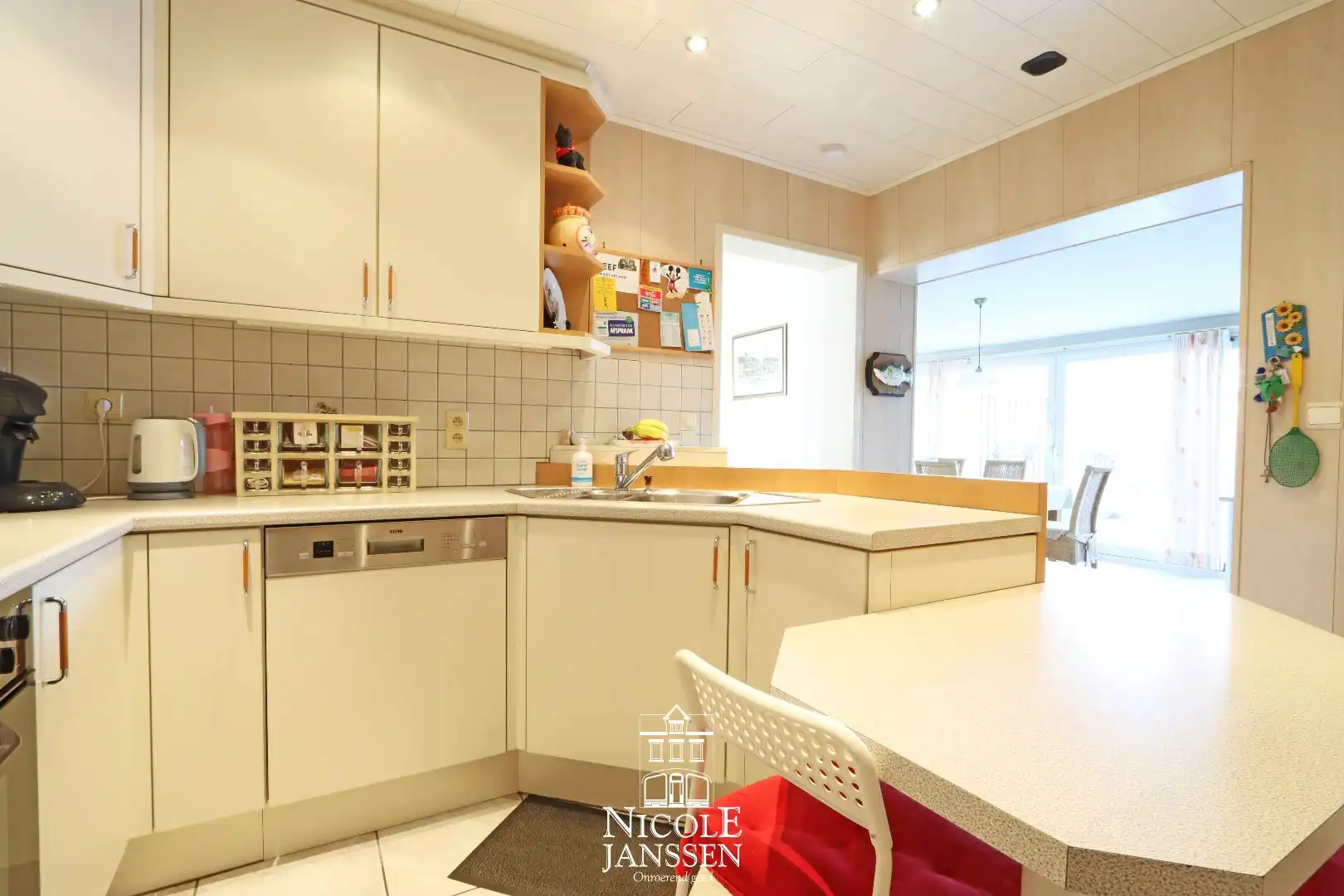 Halfopen gezinswoning met 4 slaapkamers, garage en tuintje foto 14