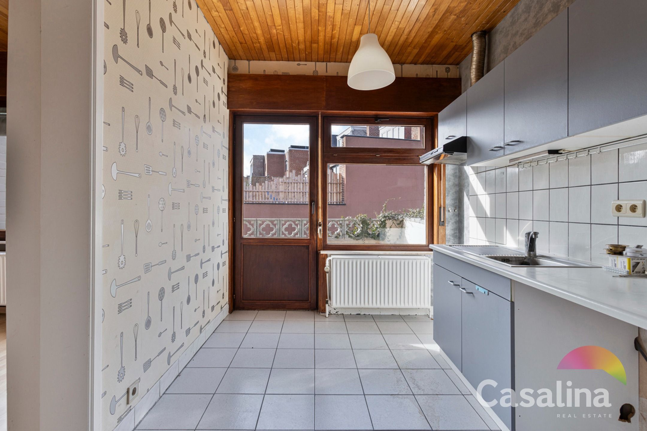 Een ruime te renoveren rijwoning van 207m² met zonnig terras foto 8