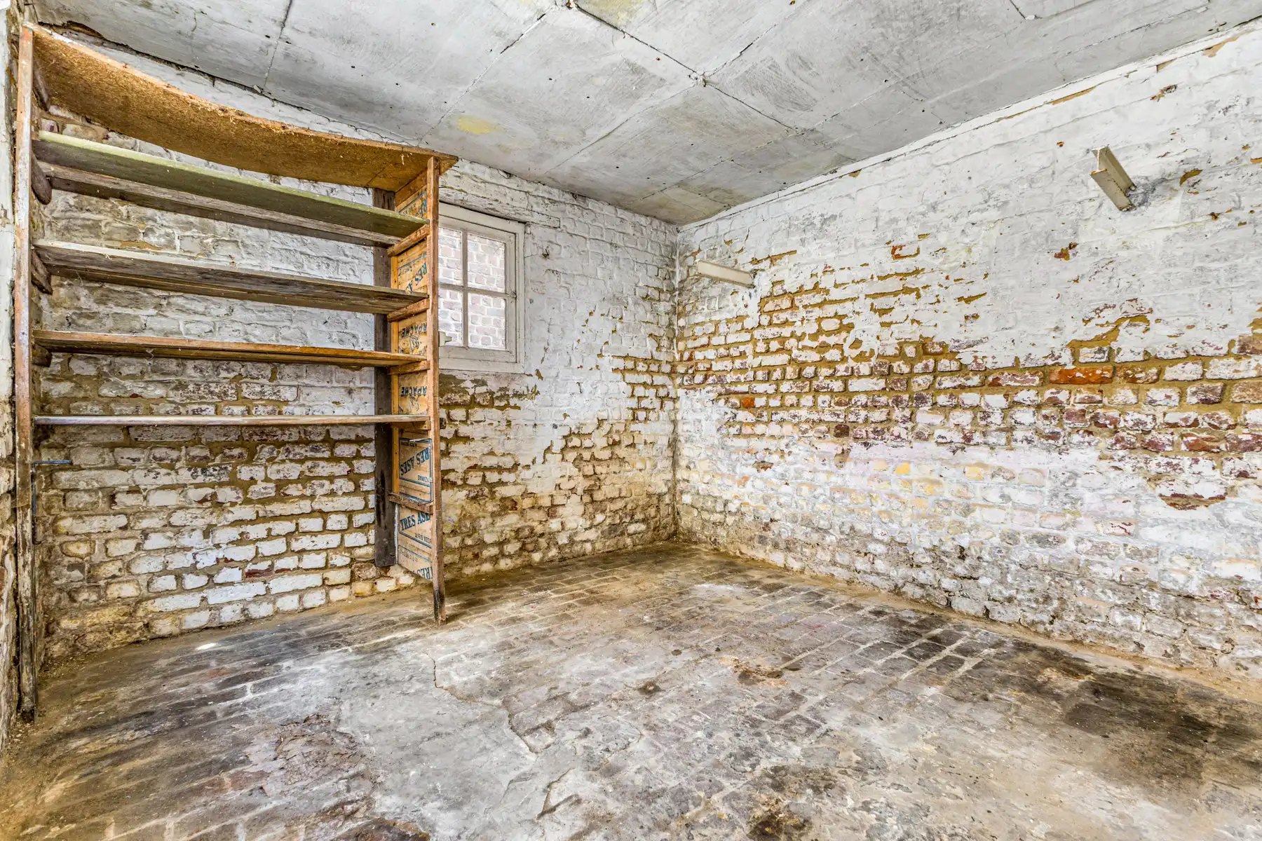 Te renoveren woning met veel mogelijkheden en garage foto 12