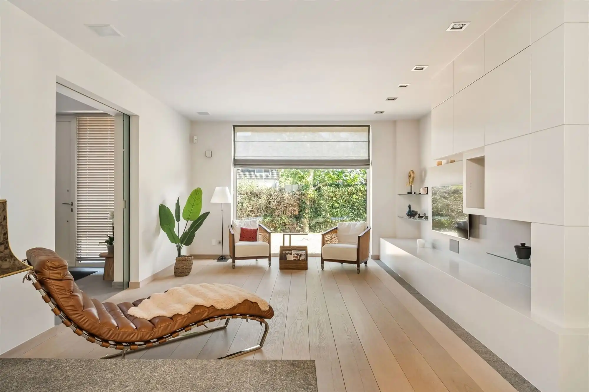 Knappe villa rond een glazen patio met gastenvleugel en 2 liften foto 8