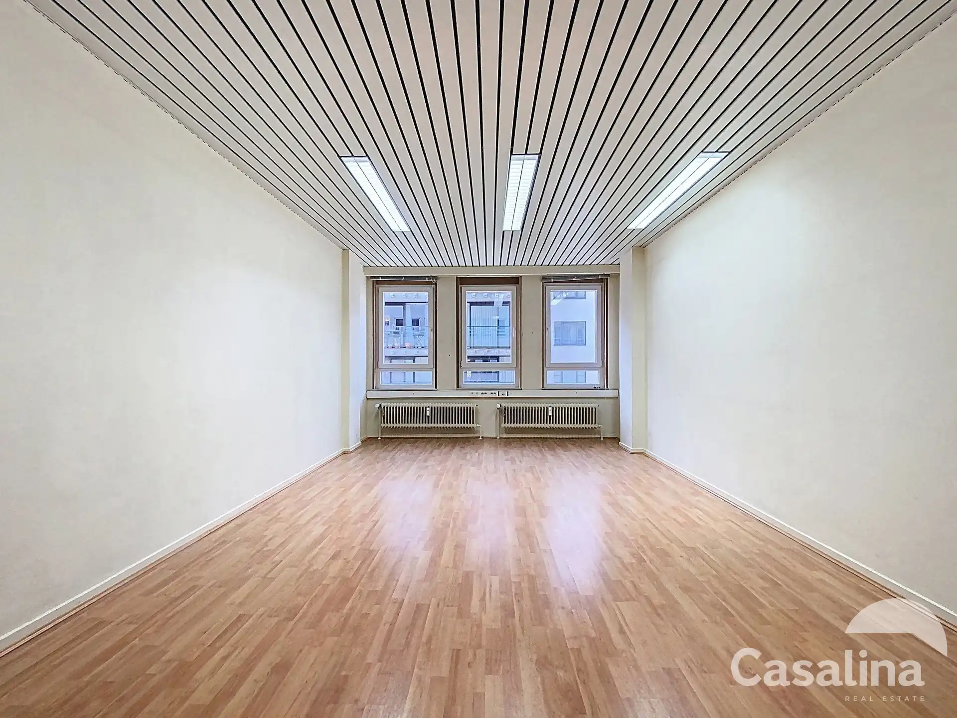 Ruime kantoorruimtes van 564 m², ideaal gelegen met parkings foto 15
