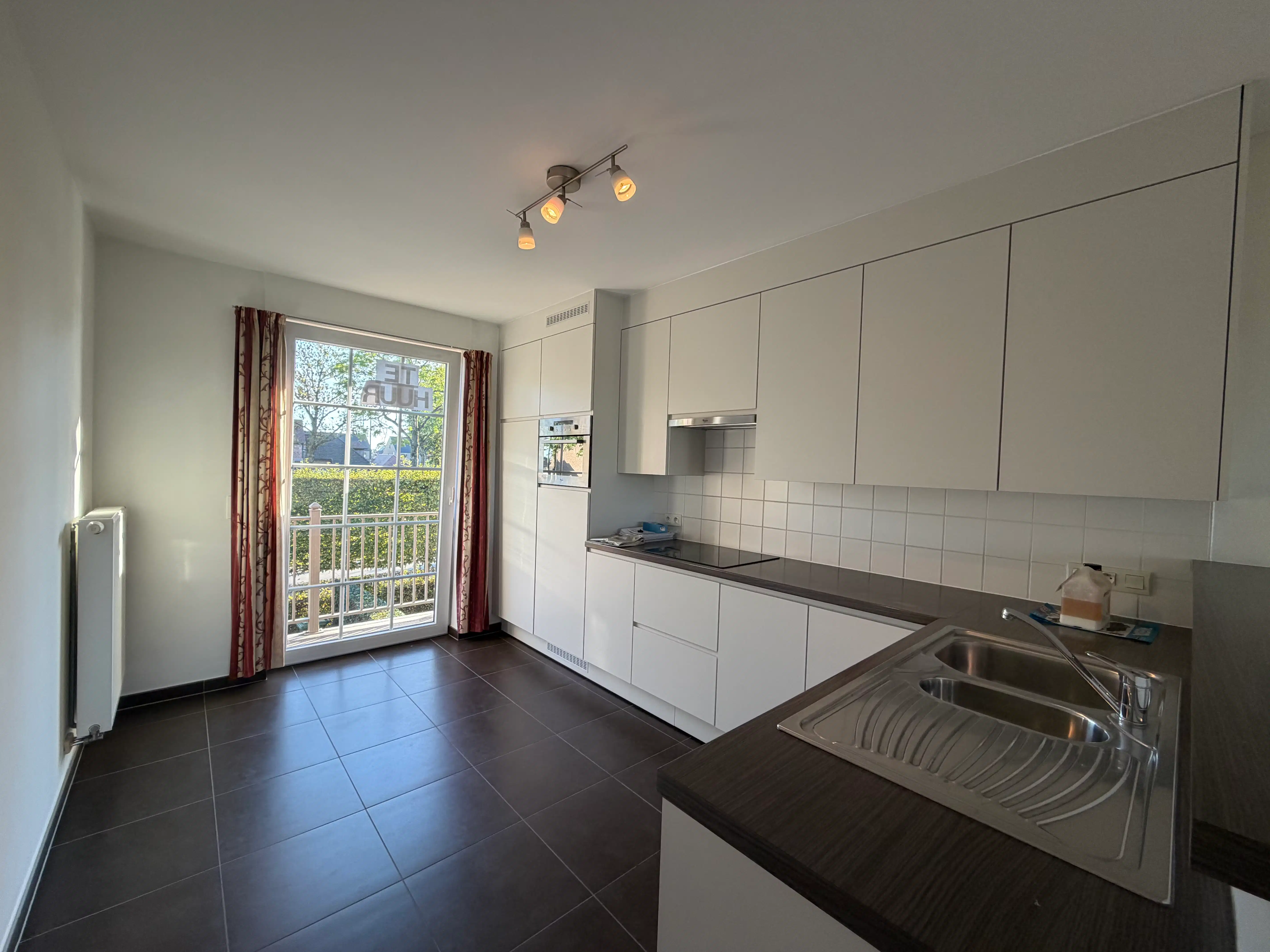 Instapklaar appartement met twee slaapkamers en garage foto 7