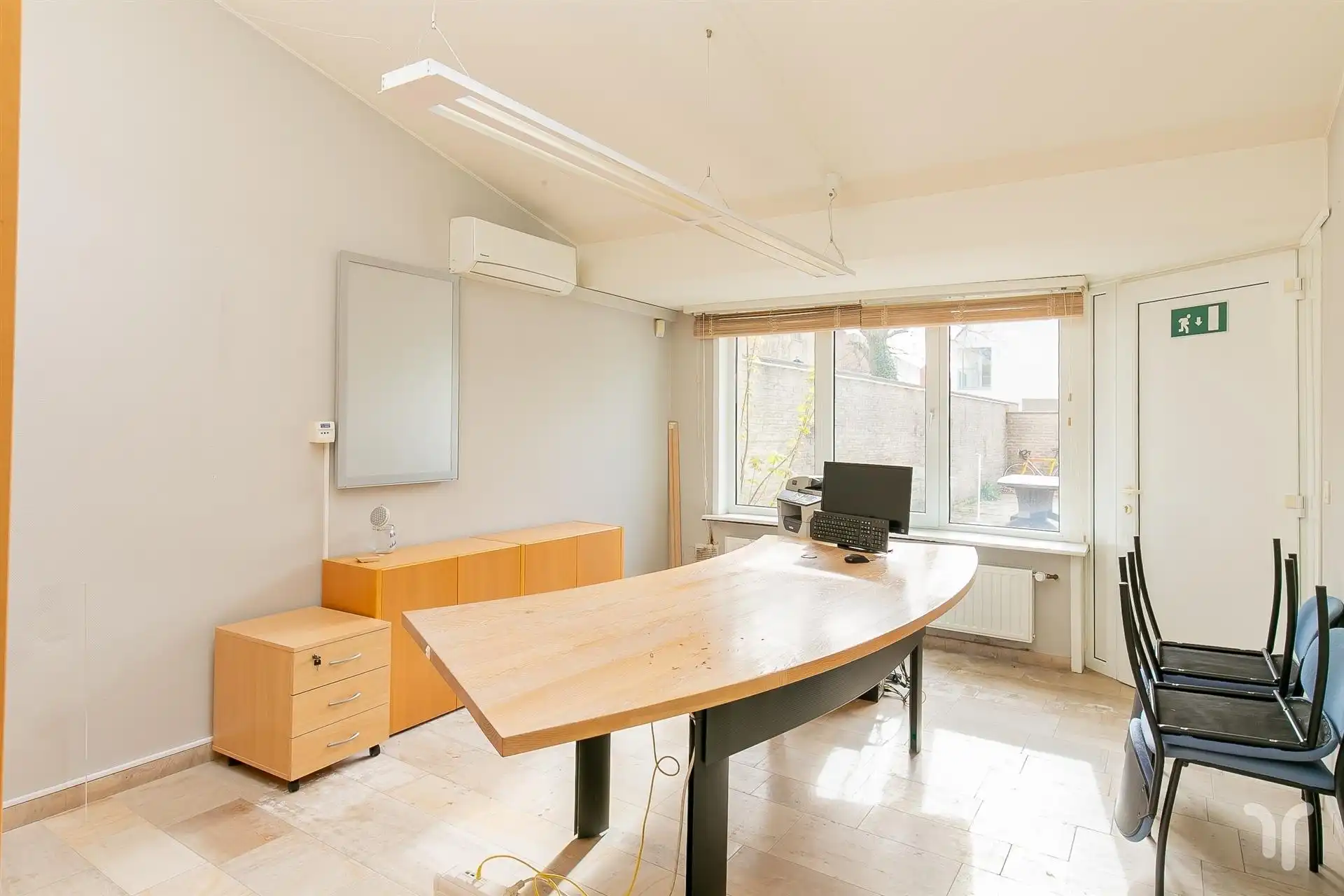 Commercieel gelegen kantoorgebouw met parking, uitweg en appartement met 3 slaapkamers. foto 3