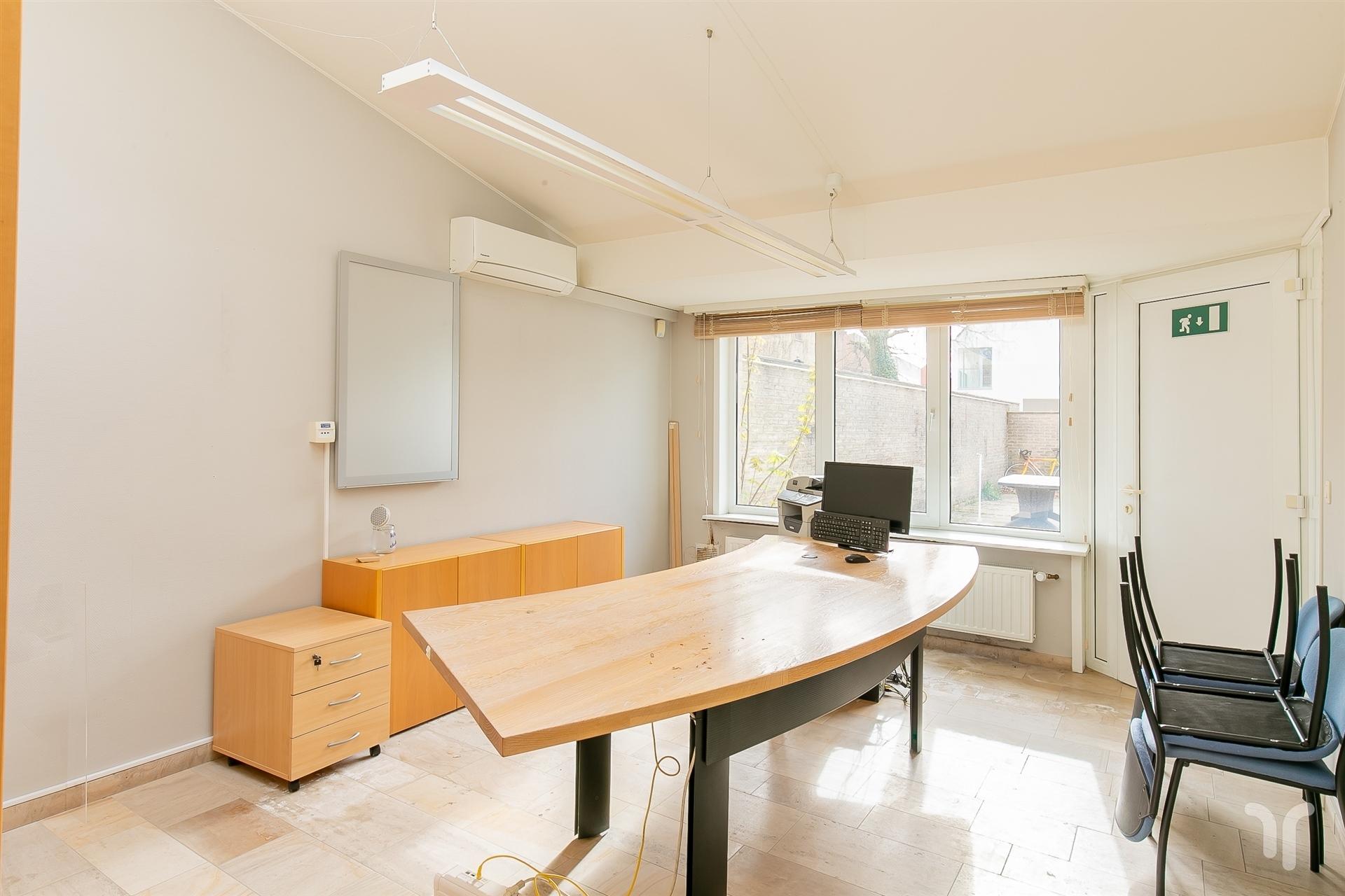 Commercieel gelegen kantoorgebouw met parking, uitweg en appartement met 3 slaapkamers. foto 3