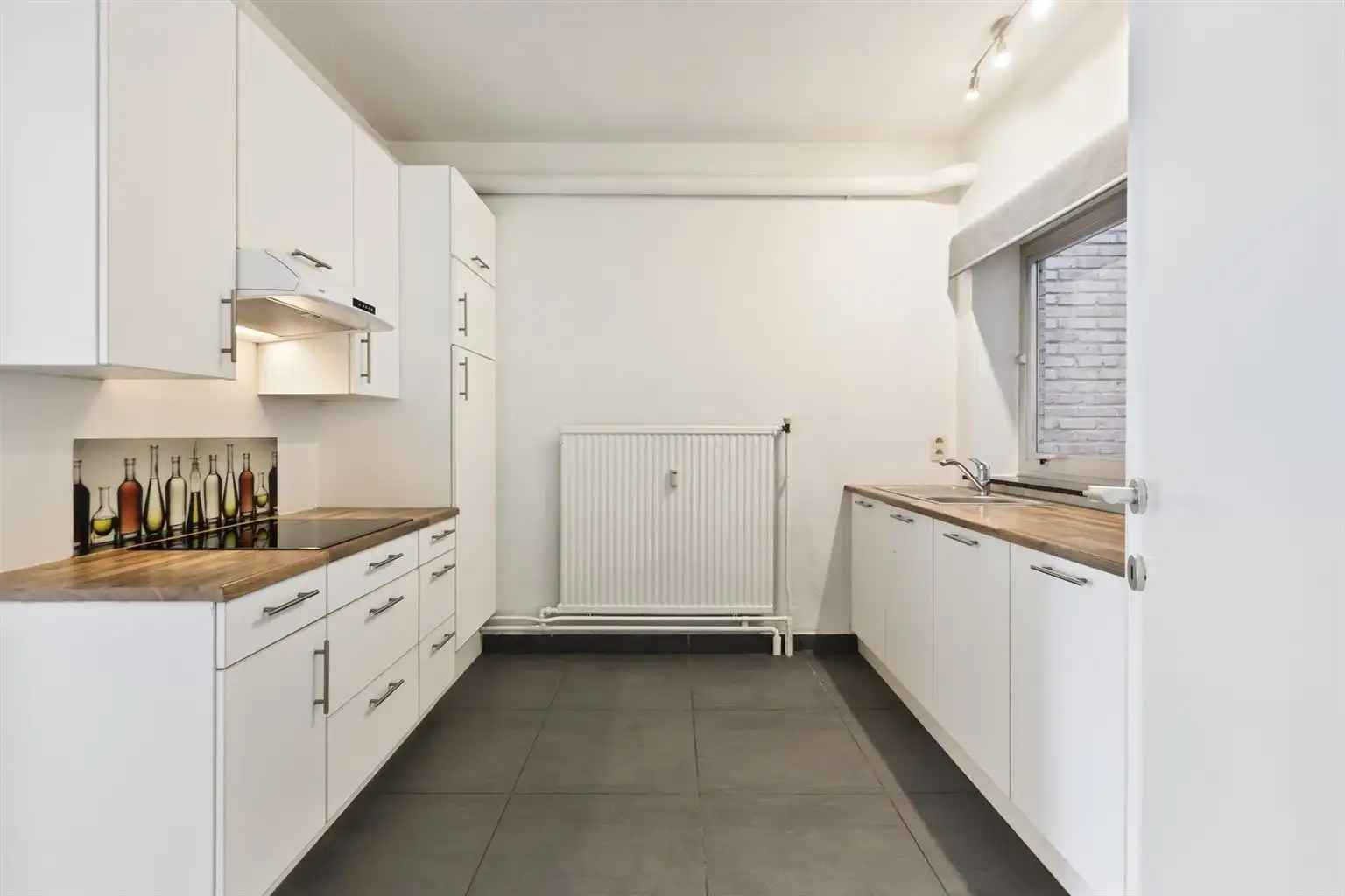 Instapklaar, gerenoveerd appartement met 3 slaapkamers, 2 terrassen en ruime garagebox gelegen op een toplocatie in het centrum van Maaseik, nabij de markt & met zicht op het Kerkplein. foto 5