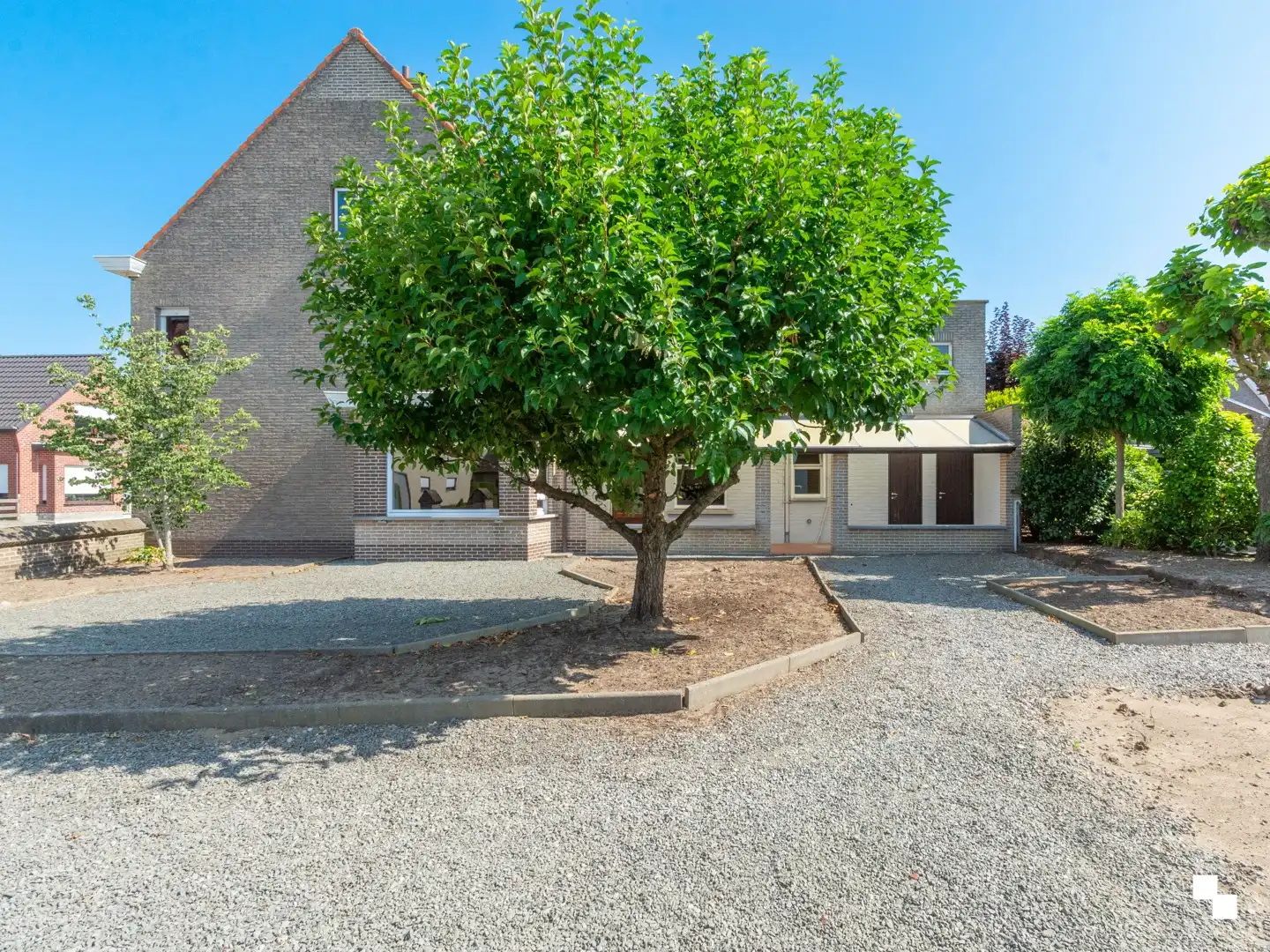 Hoofdfoto van de publicatie: Ruime, te renoveren woning in het mooie Asper