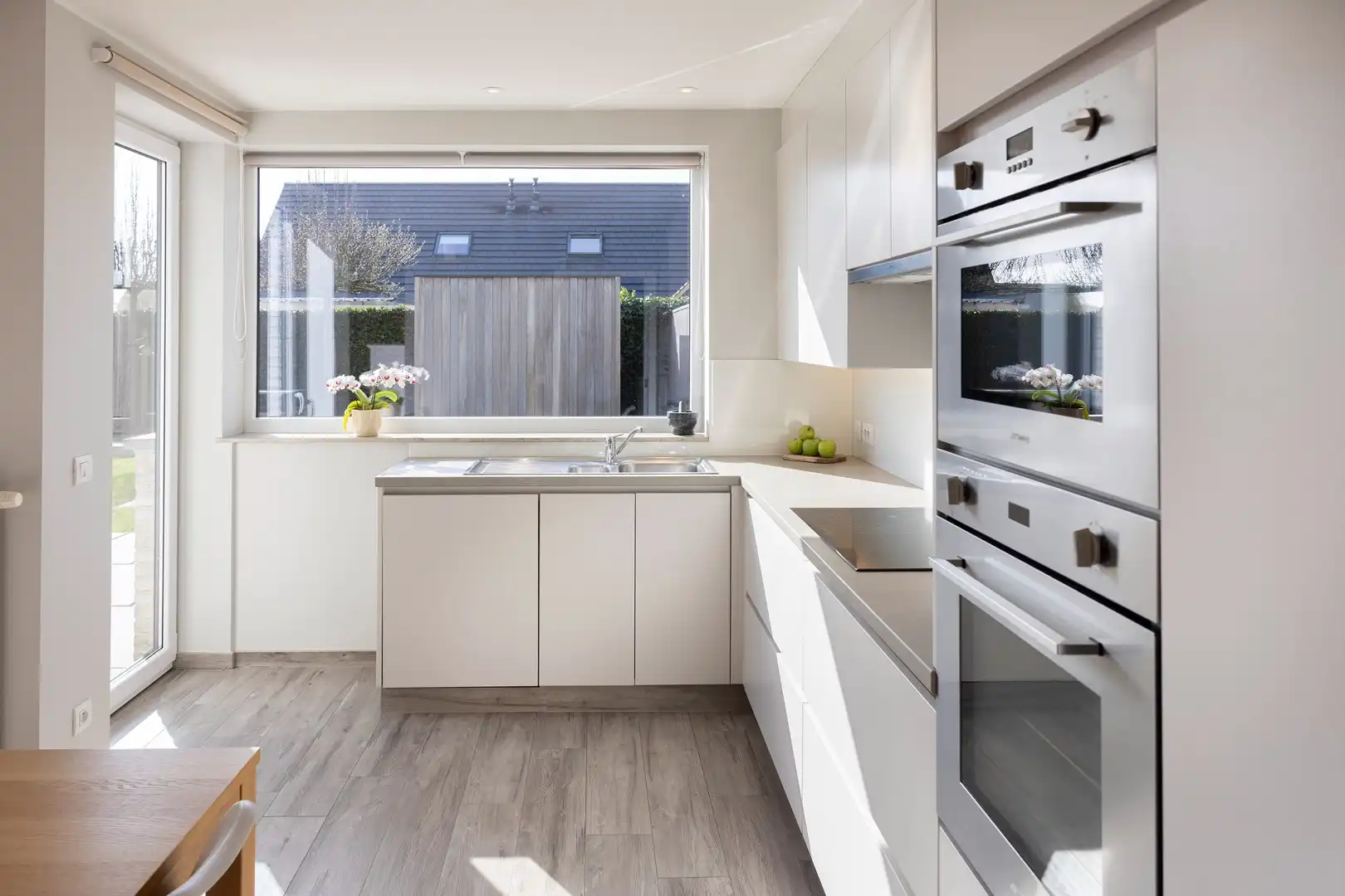 Jonge halfopenwoning met inpandige garage en aangename tuin. foto 5