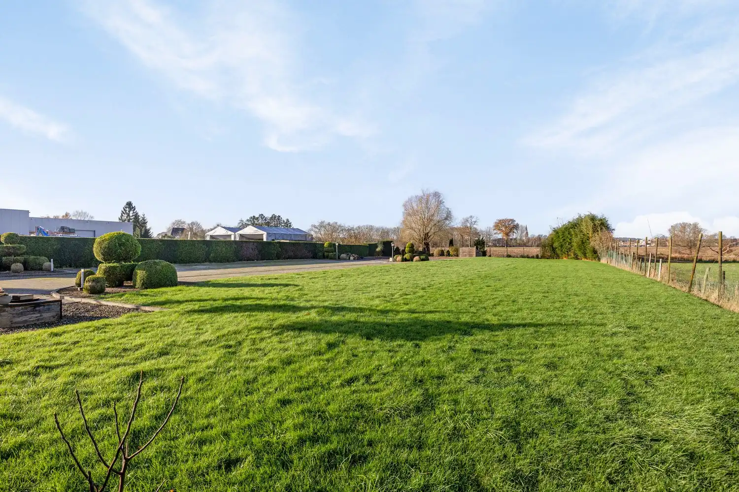 Bedrijfspand met woonst op perceel met commerciële mogelijkheden (ca. 38a) foto 10