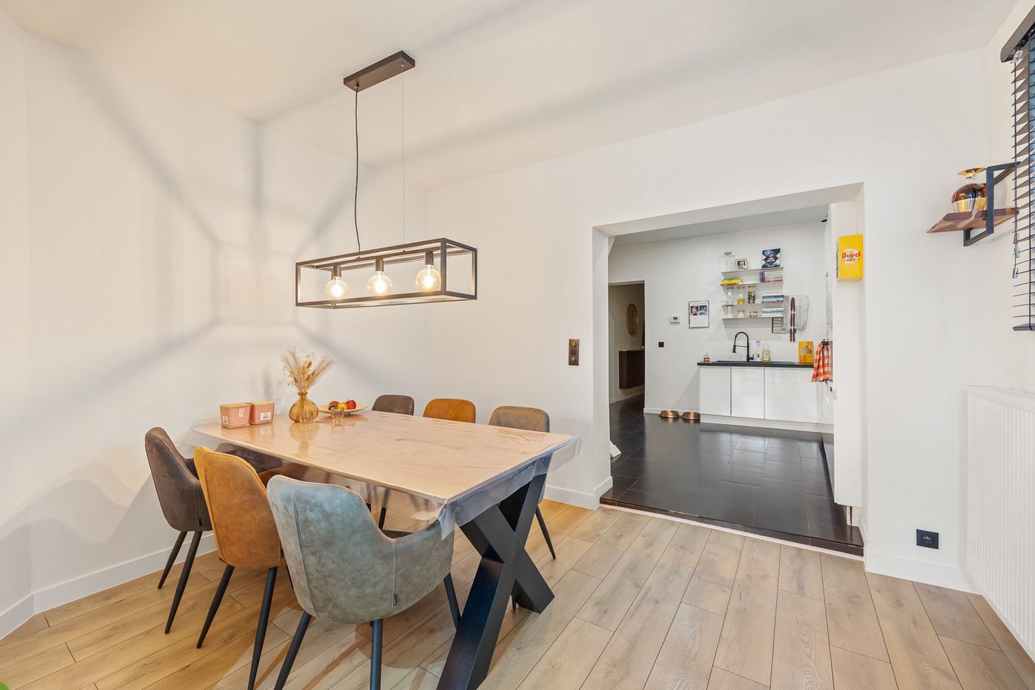 Instapklare, volledig gerenoveerde woning met hoge plafonds en zonnige tuin (±100m²) in hartje Hemiksem foto 2