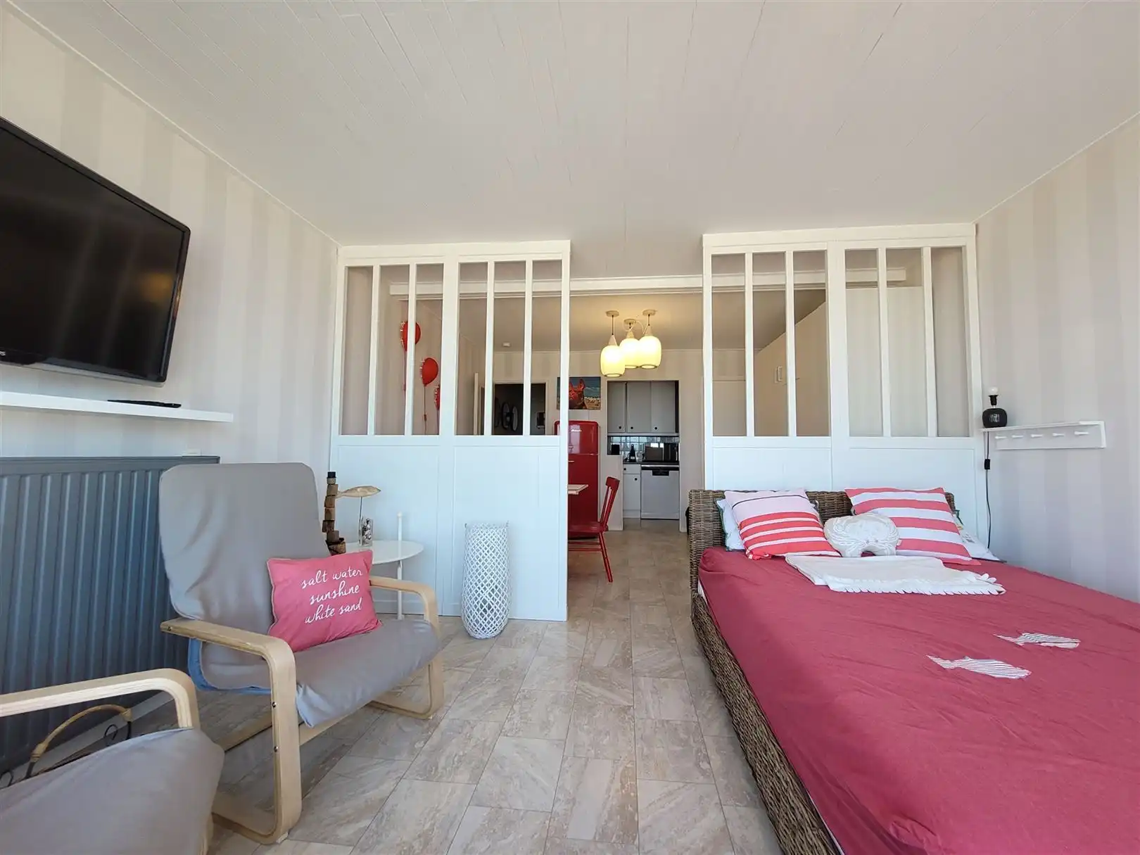 Gemeubelde studio met zeezicht foto 5