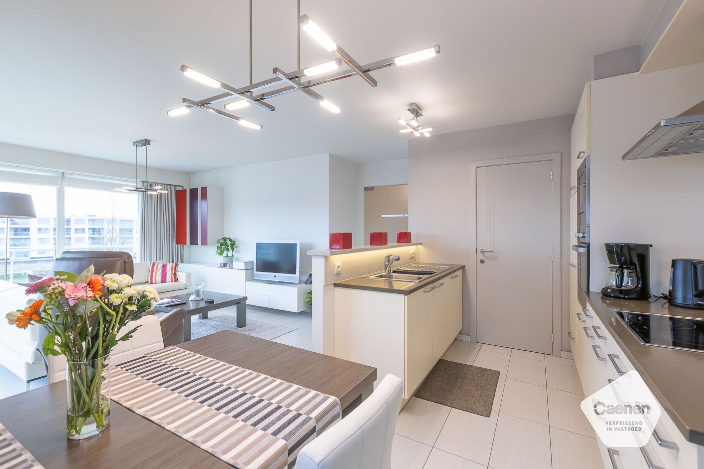 Subliem onderhouden appartement met zolder en garagebox foto {{pictureIndex}}