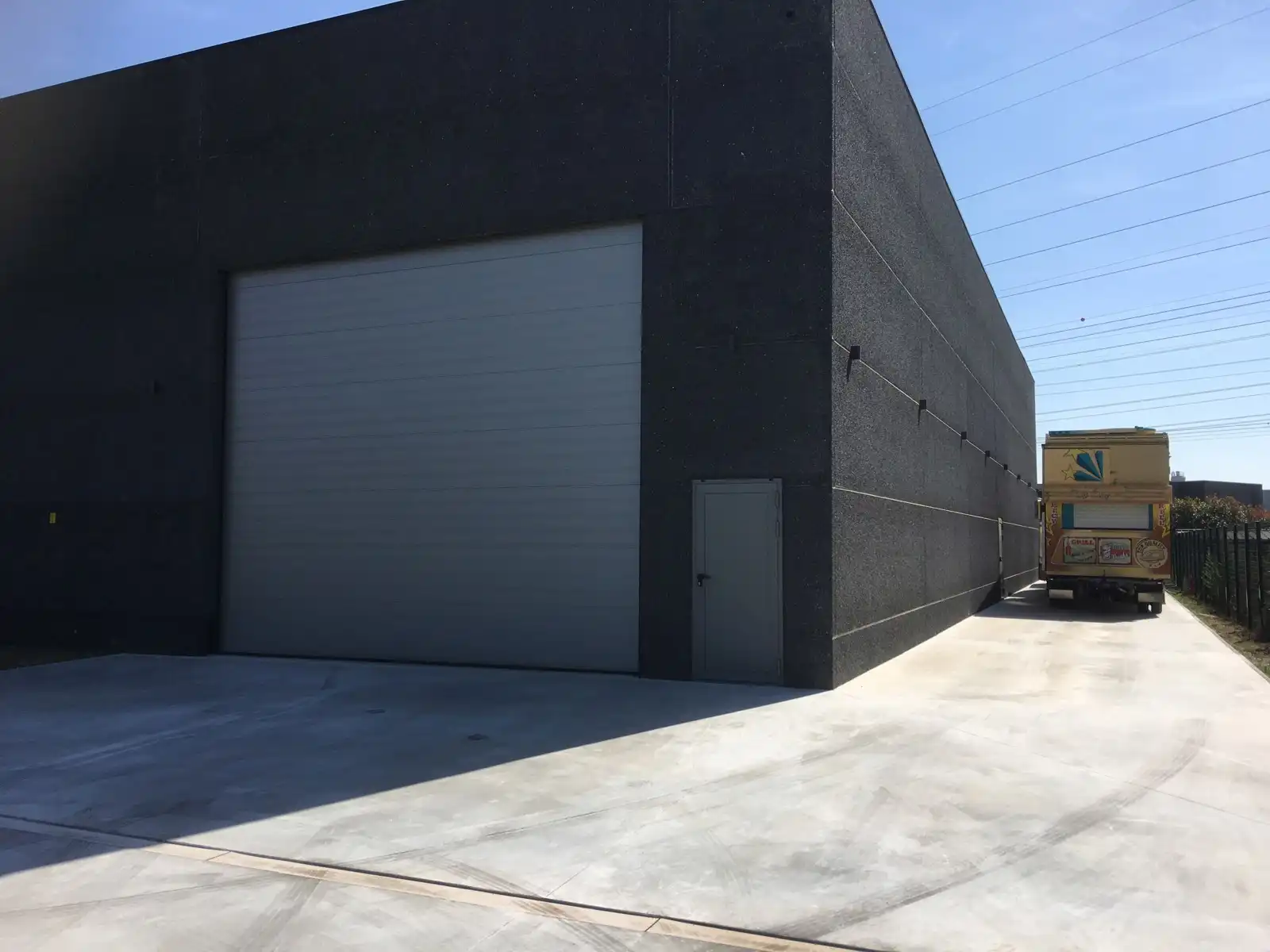 Magazijn te huur in Beveren ! foto 2