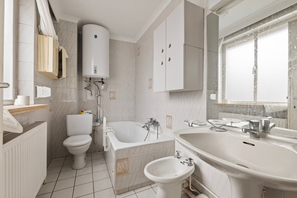 TE RENOVEREN APPARTEMENT MET 2 SLKS IN HET CENTRUM VAN SINT-TRUIDEN foto 11