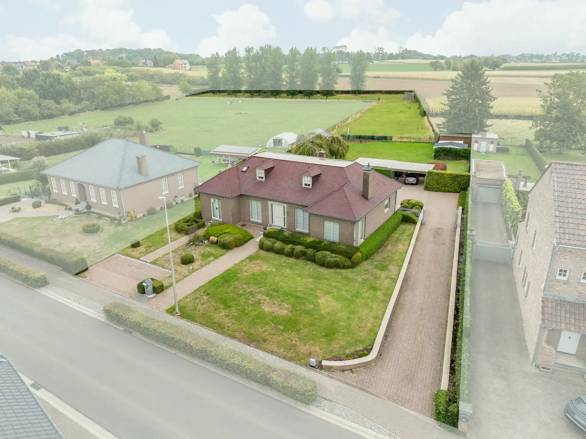 Vrijstaande bungalow met paardenweides op 84a39ca foto {{pictureIndex}}