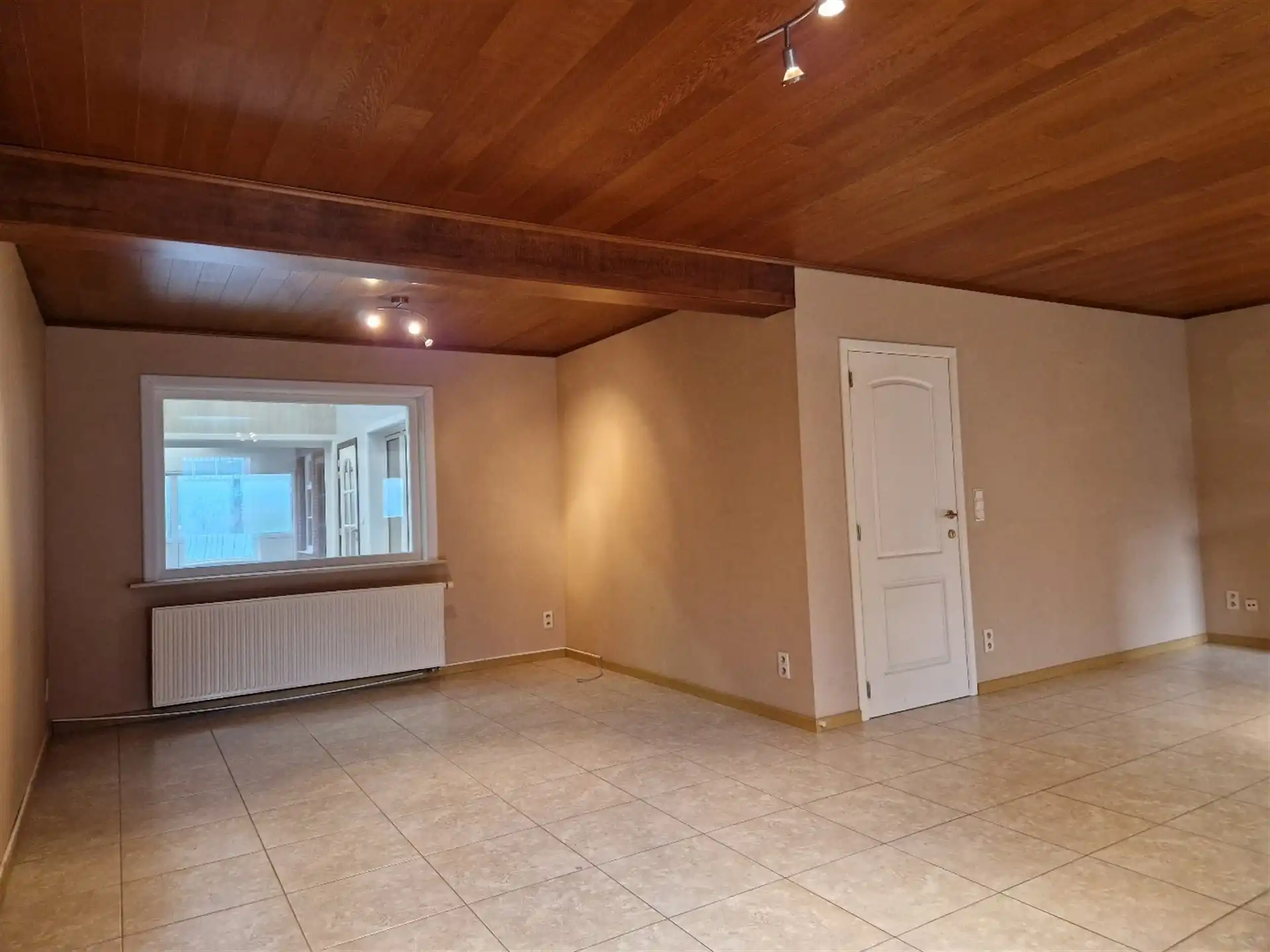 Gunstig gelegen verrassend ruime 3 slaapkamer woning met koer en garage. foto 3