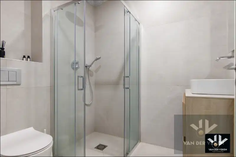 Voll gerenoveerde woning met 5 slpk 3 badk foto 8