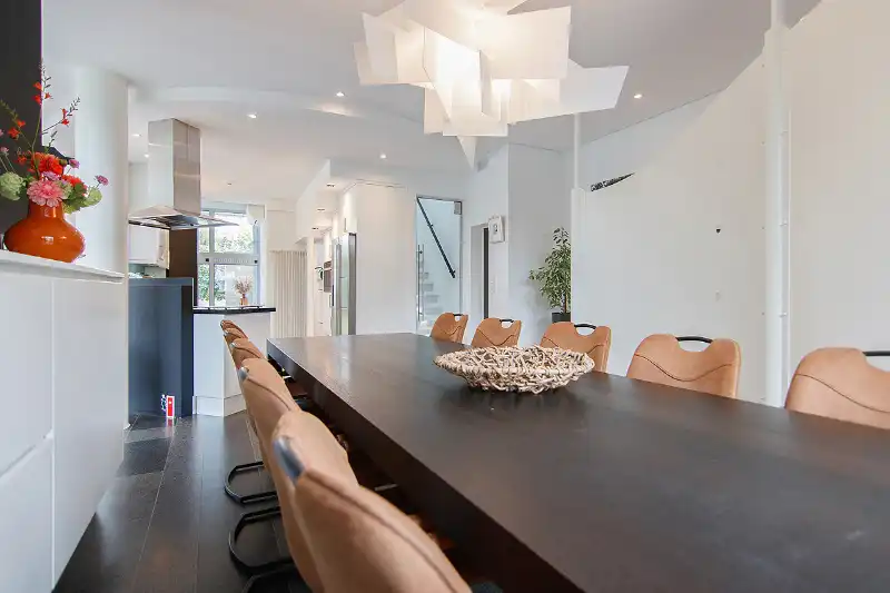 Knap afgewerkte, energiezuinige en ruime woning met vier slaapkamers, guesthouse/praktijkruimte op een centrale (maar toch bosrijke!) locatie te As foto 9
