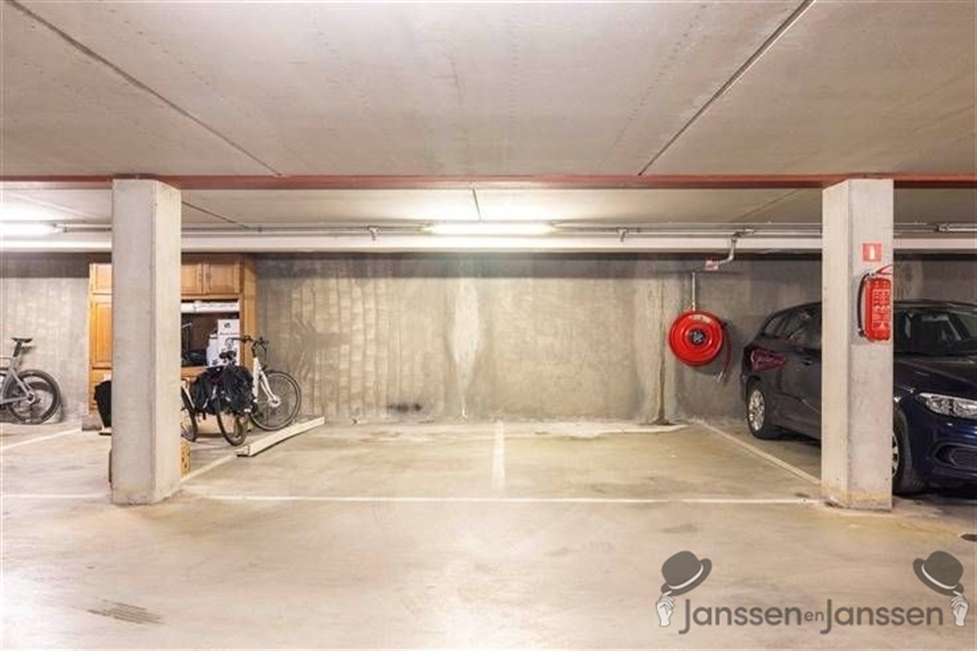 Instapklaar gelijkvloers appartement met tuin en 2 autostaanplaatsen foto 18