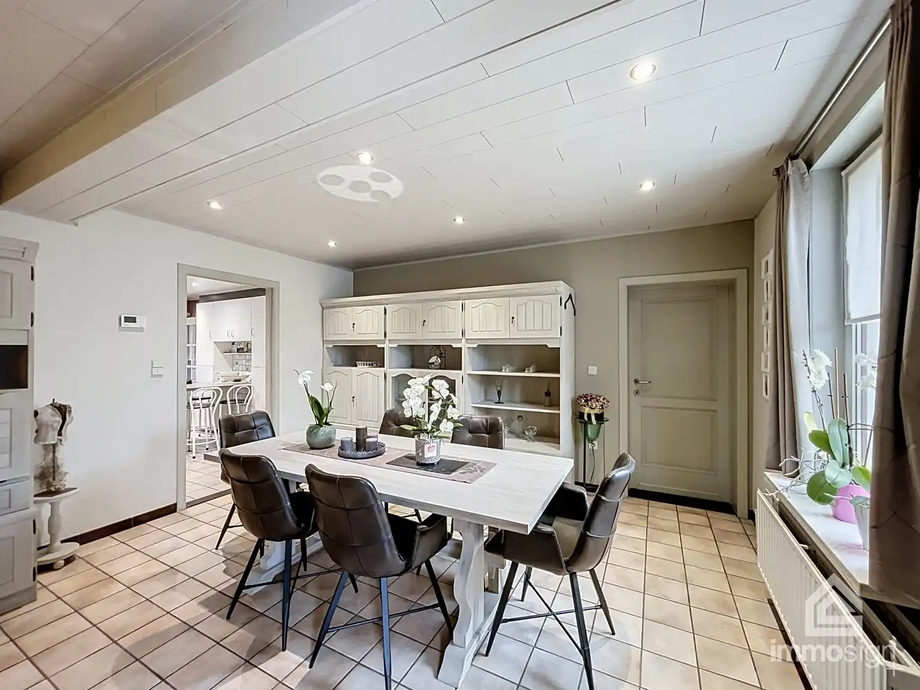 Ruime woning op bijna 2.000 m² grond met dubbele garage en werkhuis foto 5
