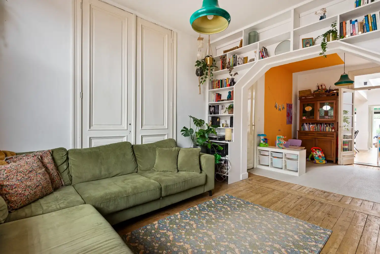 Charmant, gerenoveerd huis met 4 slaapkamers, 2 badkamers en gezellige tuin in Wijnegem! foto 6