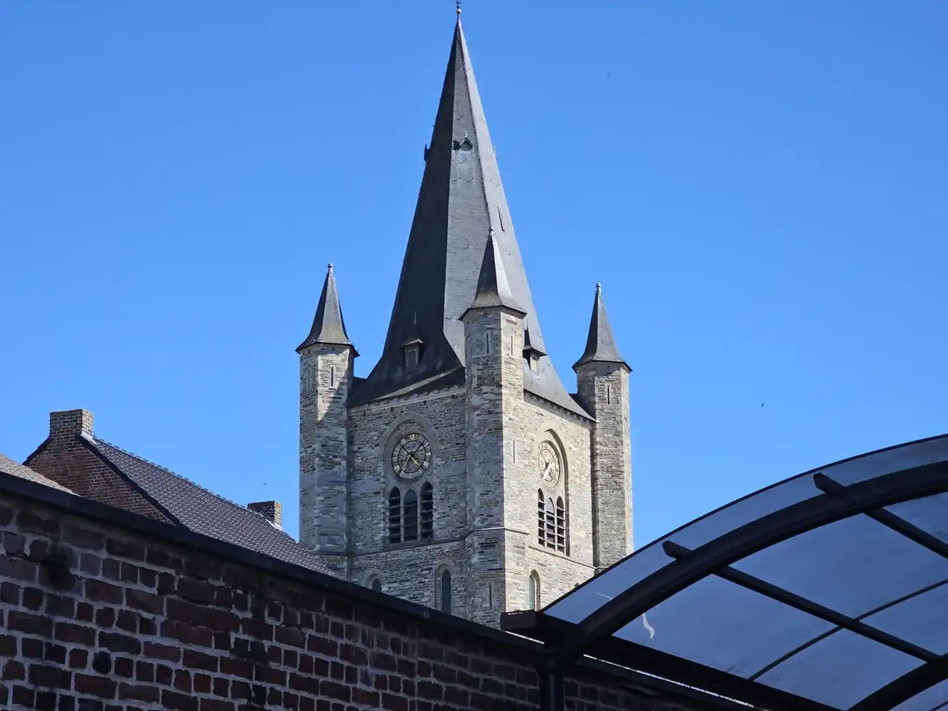 Zeer ruim appartement met terras + garage foto 10