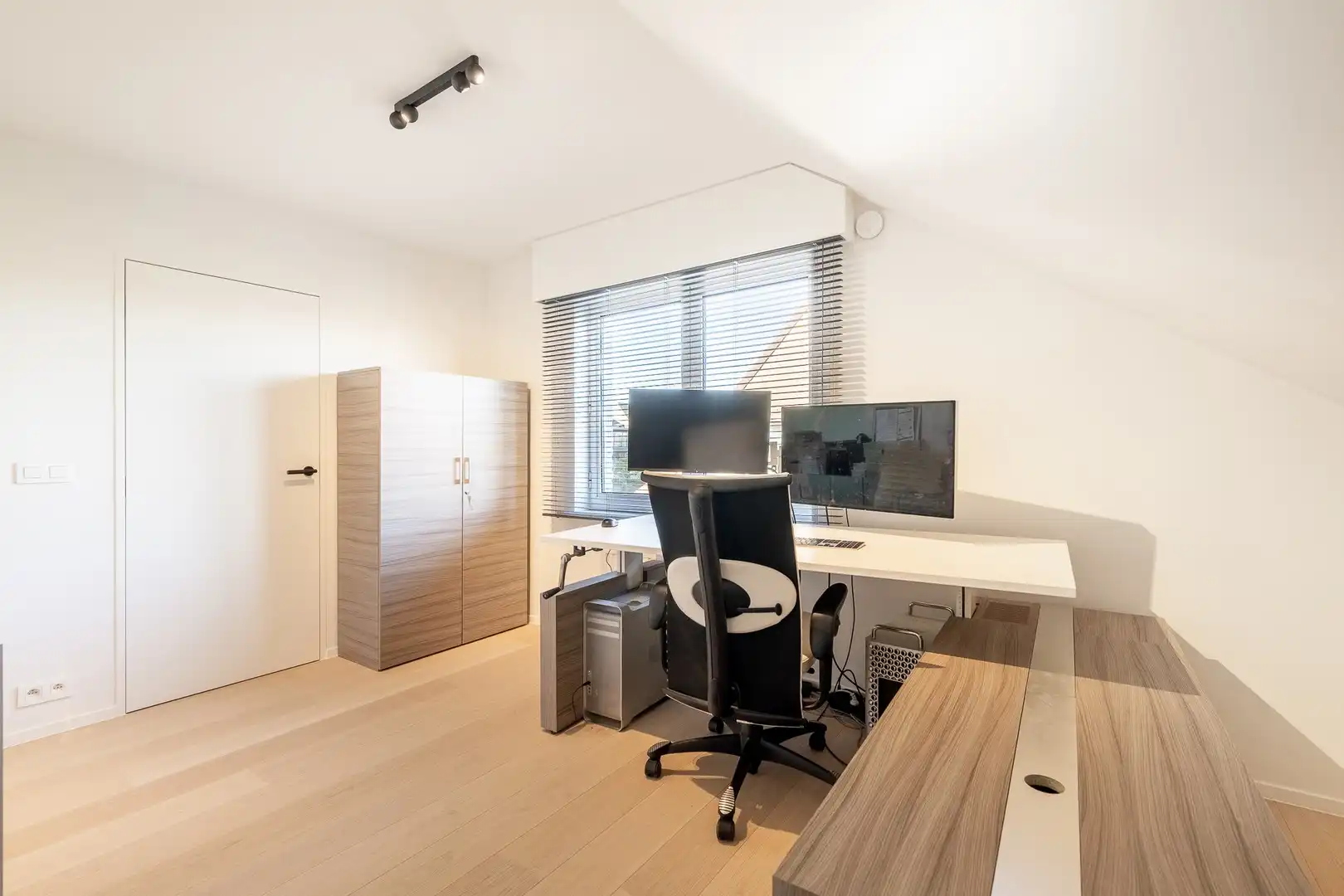 Alleenstaande villa met 4 slaapkamers in een residentiële omgeving. foto 35