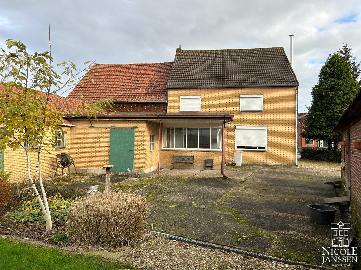 Te renoveren ruime hoevewoning met stallingen en grond foto 23
